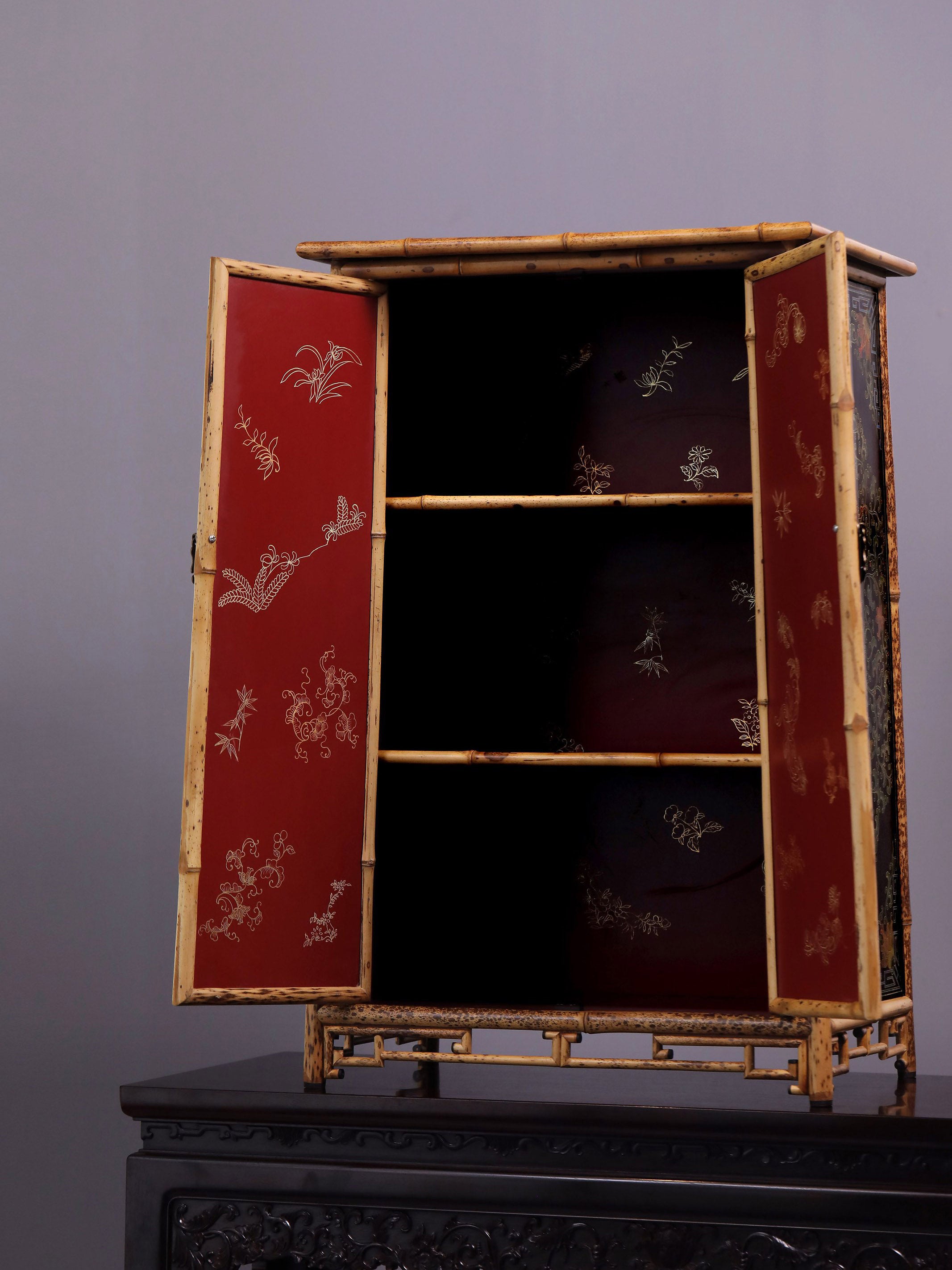 Xiangfei bamboo inlaid with gilded antique patterns, round-cornered tea table