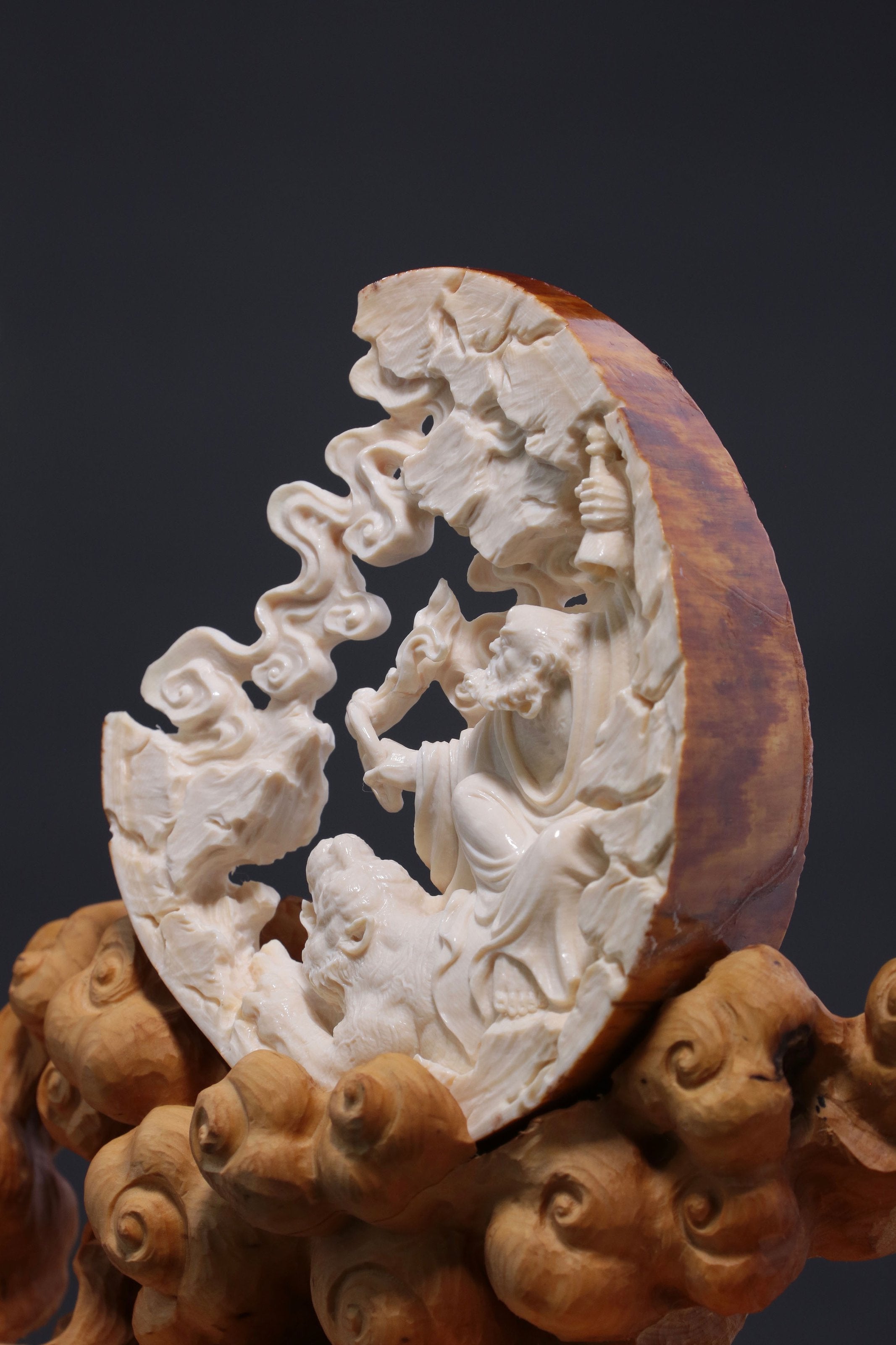 Arhat who subdues dragons and tigers