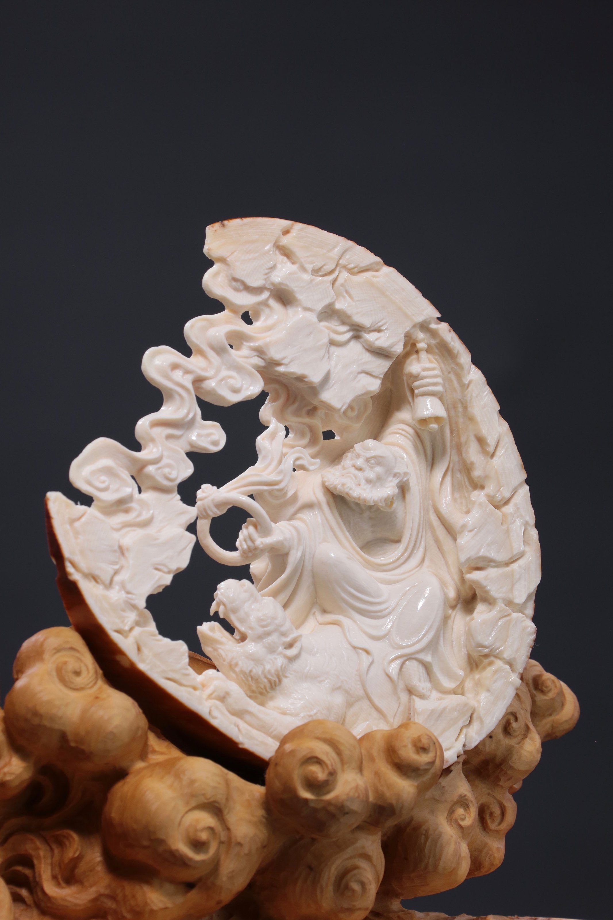 Arhat who subdues dragons and tigers