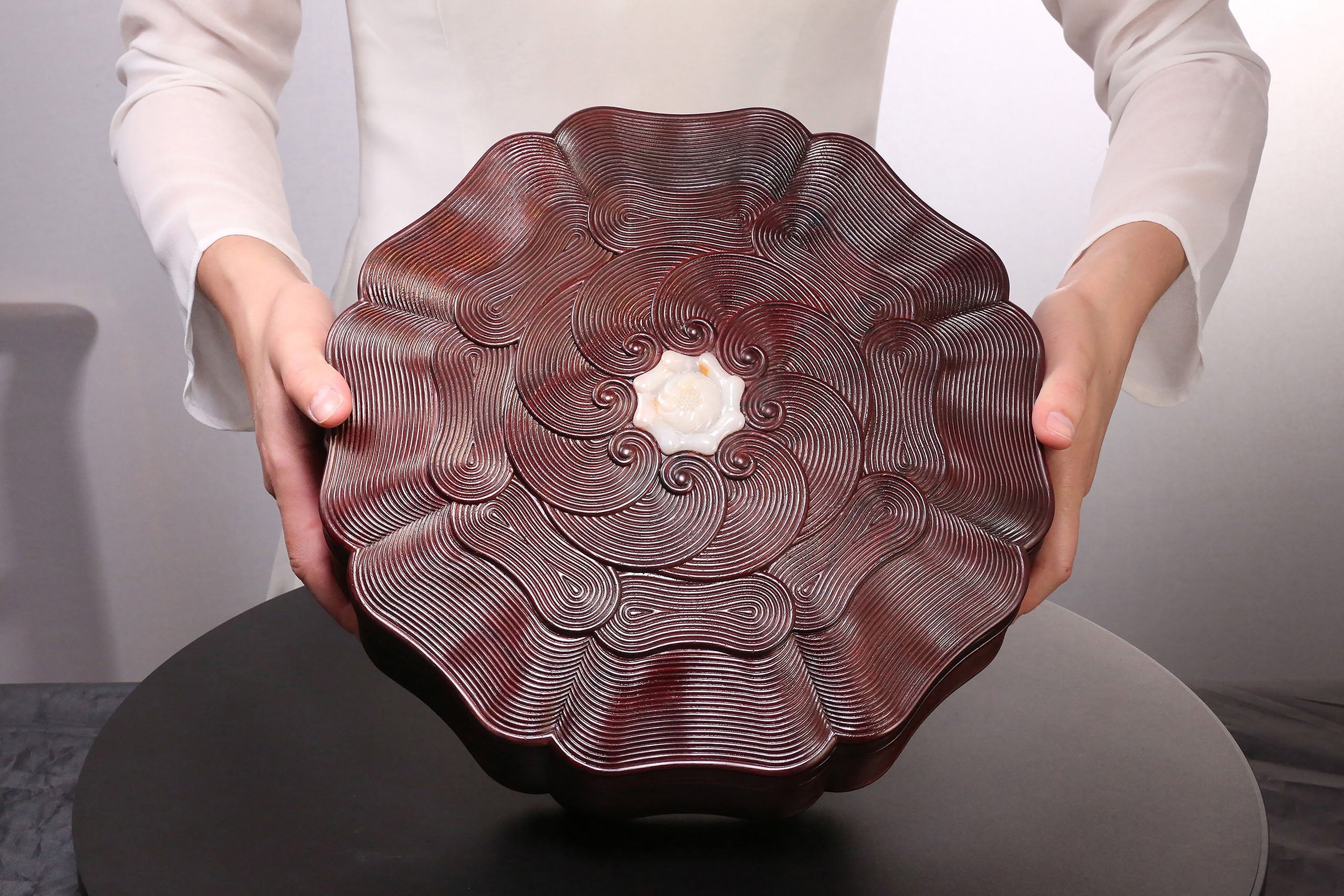 Small-leaf sandalwood box inlaid with jade sea wave pattern sunflower eight-treasure fruit box