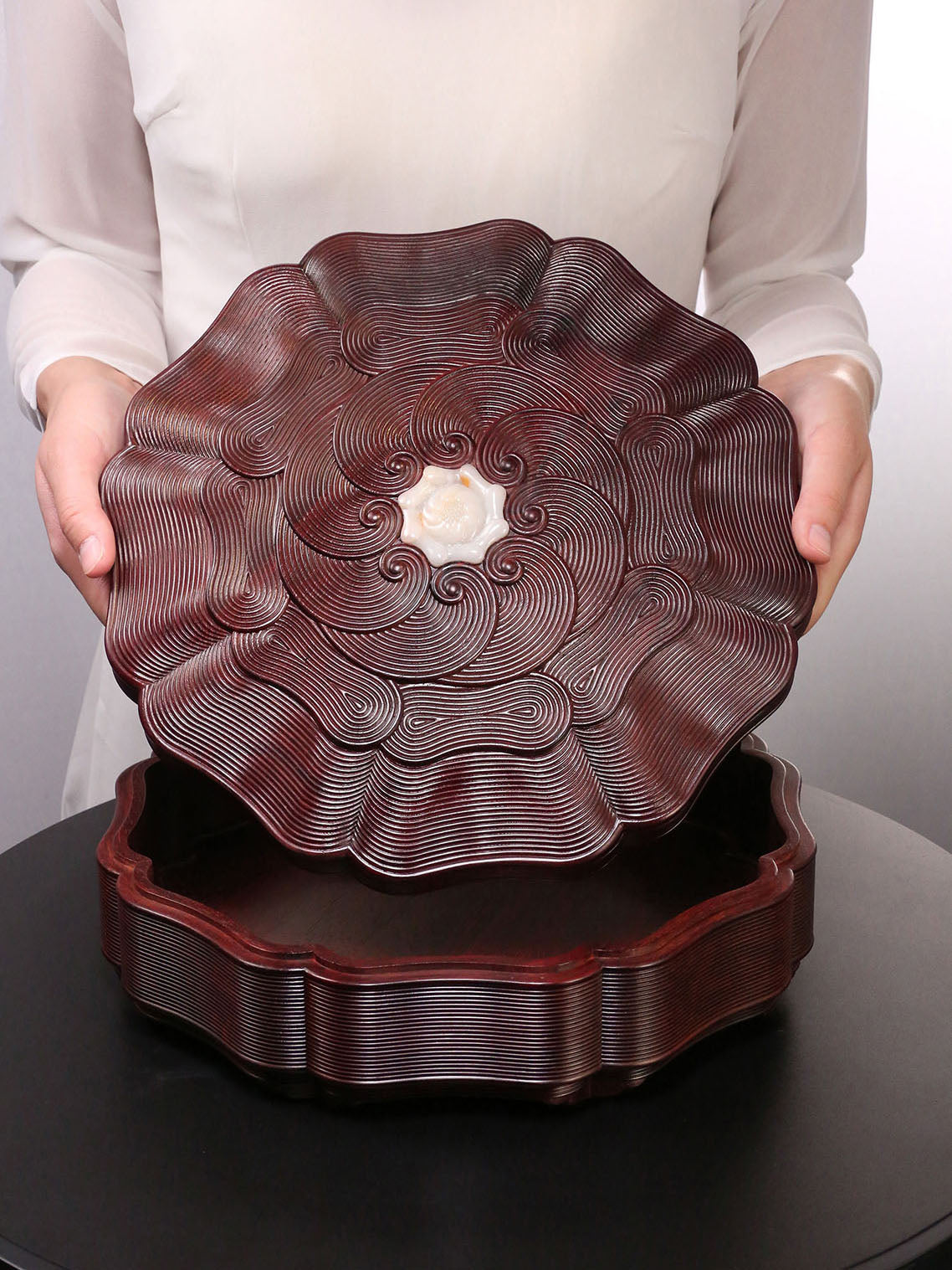Small-leaf sandalwood box inlaid with jade sea wave pattern sunflower eight-treasure fruit box