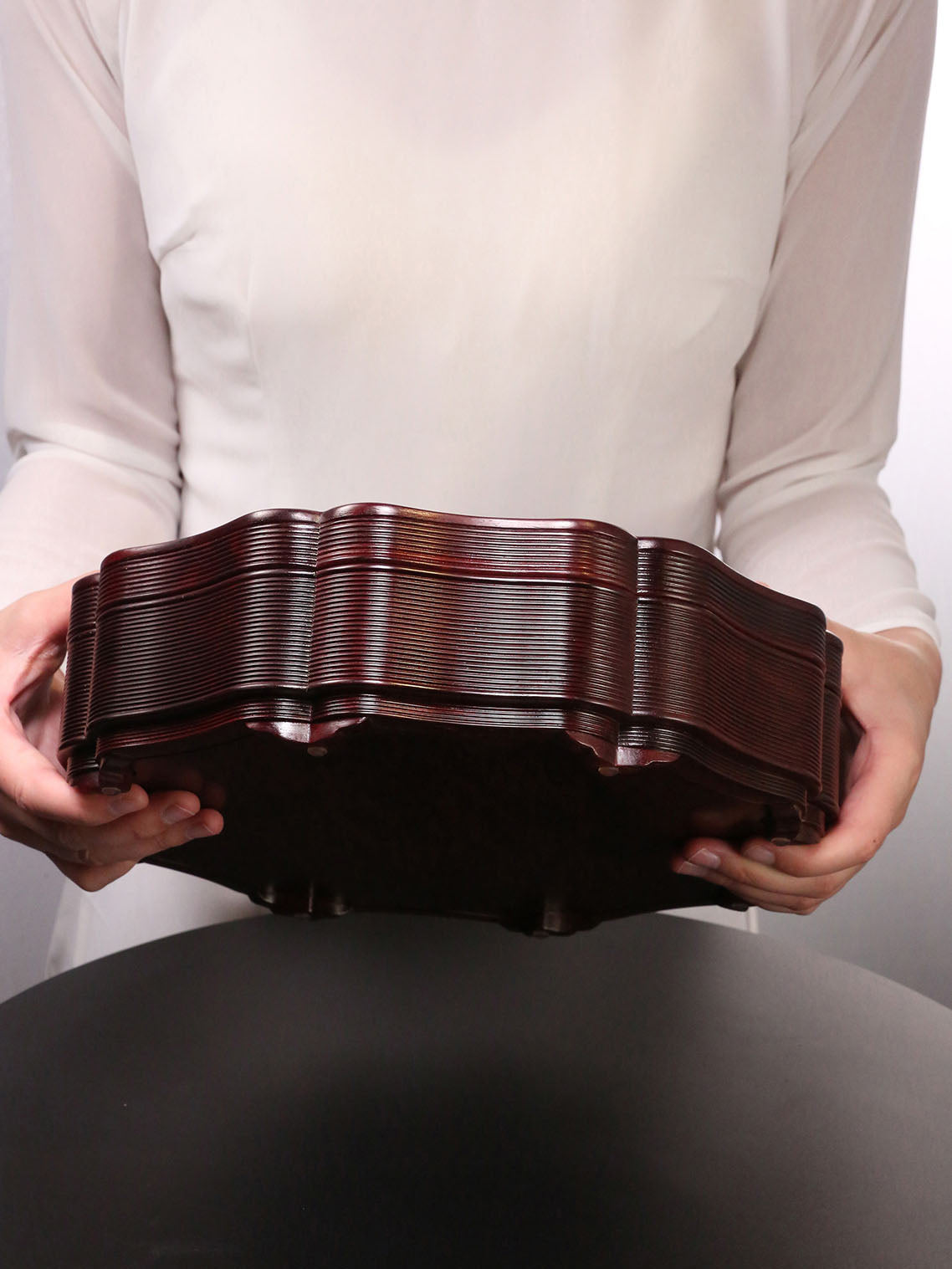 Small-leaf sandalwood box inlaid with jade sea wave pattern sunflower eight-treasure fruit box