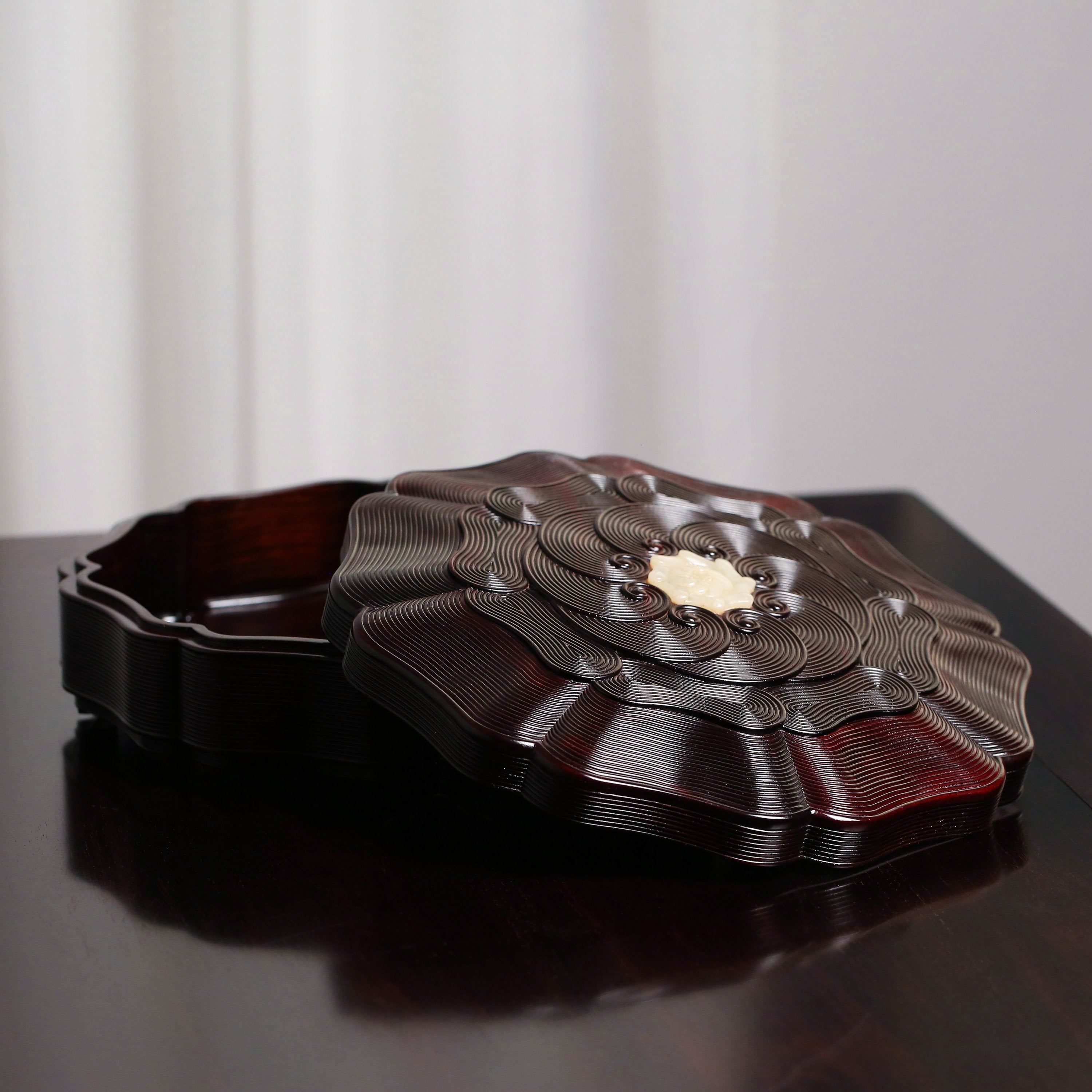 Small-leaf sandalwood box inlaid with jade sea wave pattern sunflower eight-treasure fruit box