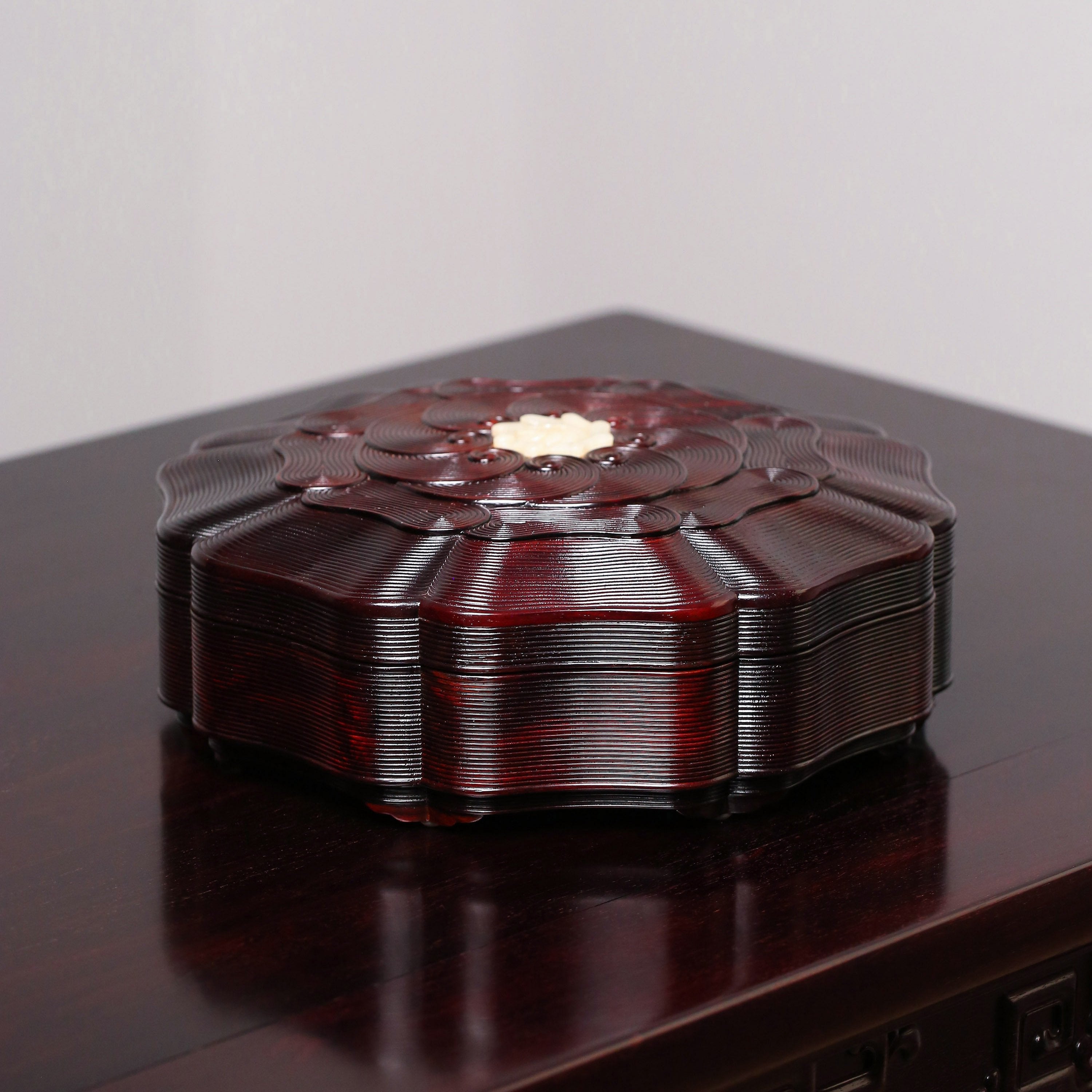 Small-leaf sandalwood box inlaid with jade sea wave pattern sunflower eight-treasure fruit box