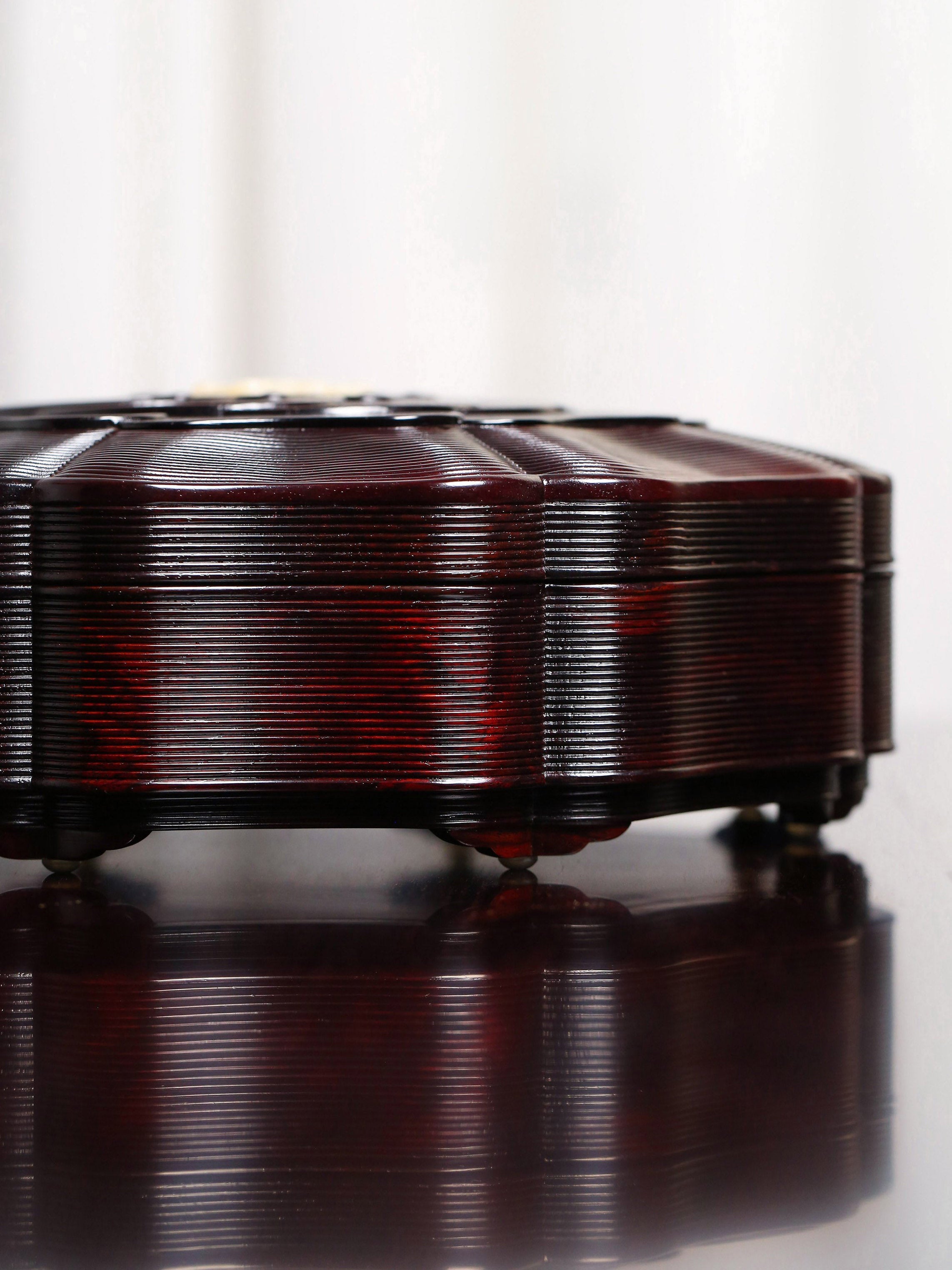 Small-leaf sandalwood box inlaid with jade sea wave pattern sunflower eight-treasure fruit box