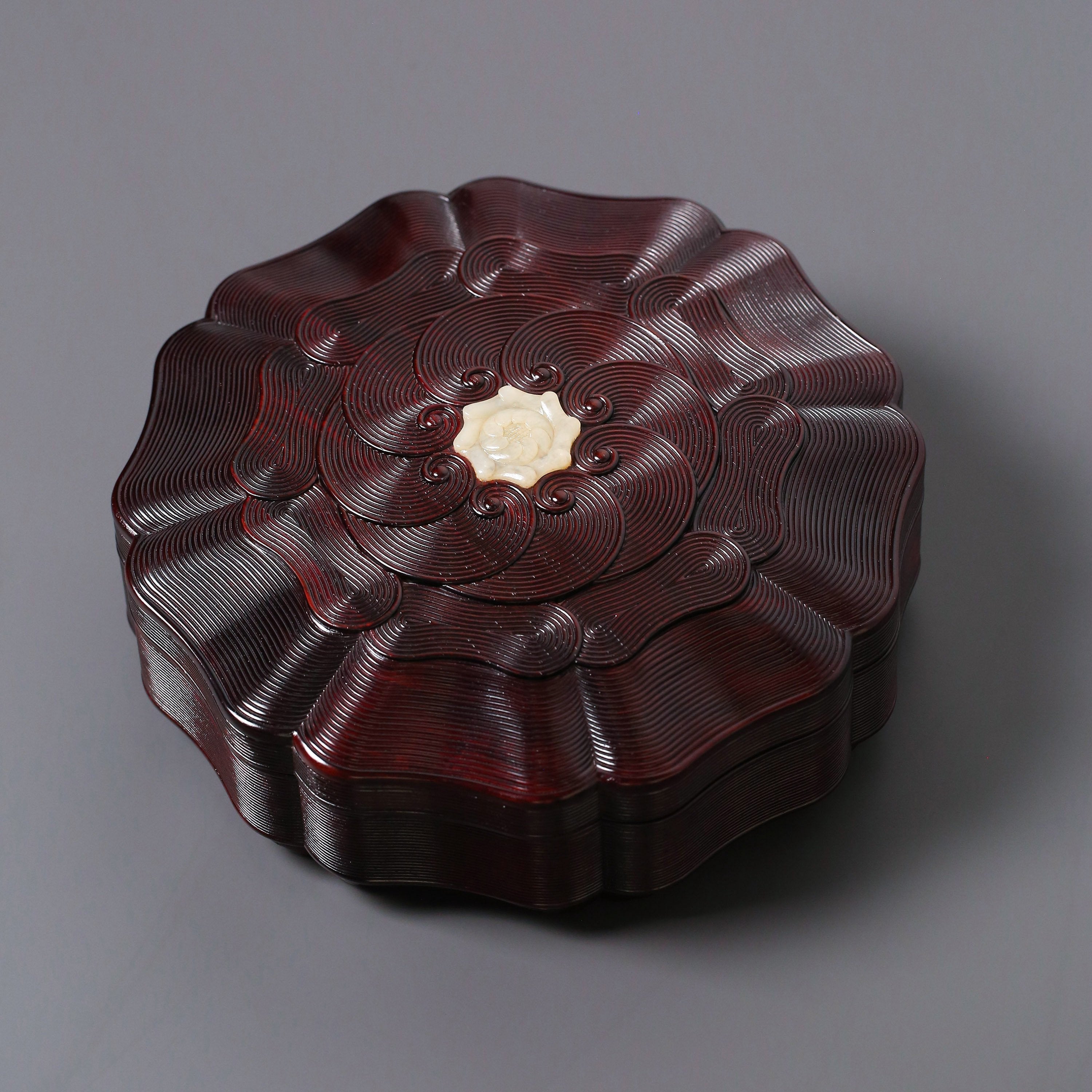 Small-leaf sandalwood box inlaid with jade sea wave pattern sunflower eight-treasure fruit box