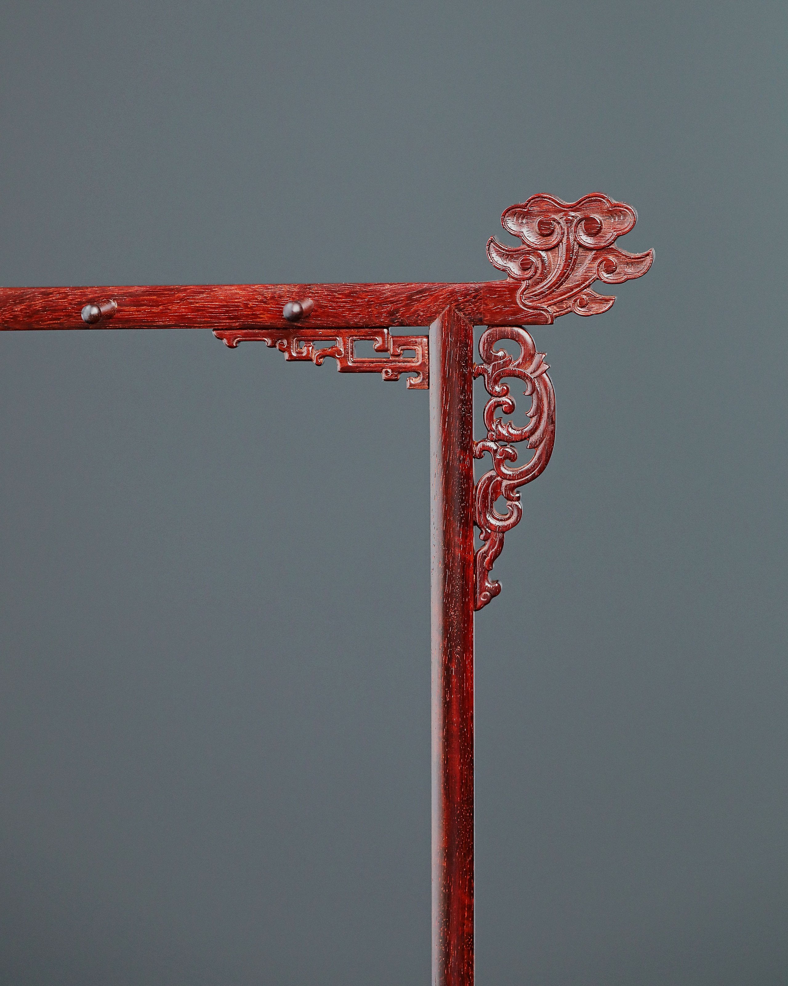 Small-leaf sandalwood pen holder with auspicious cloud pattern