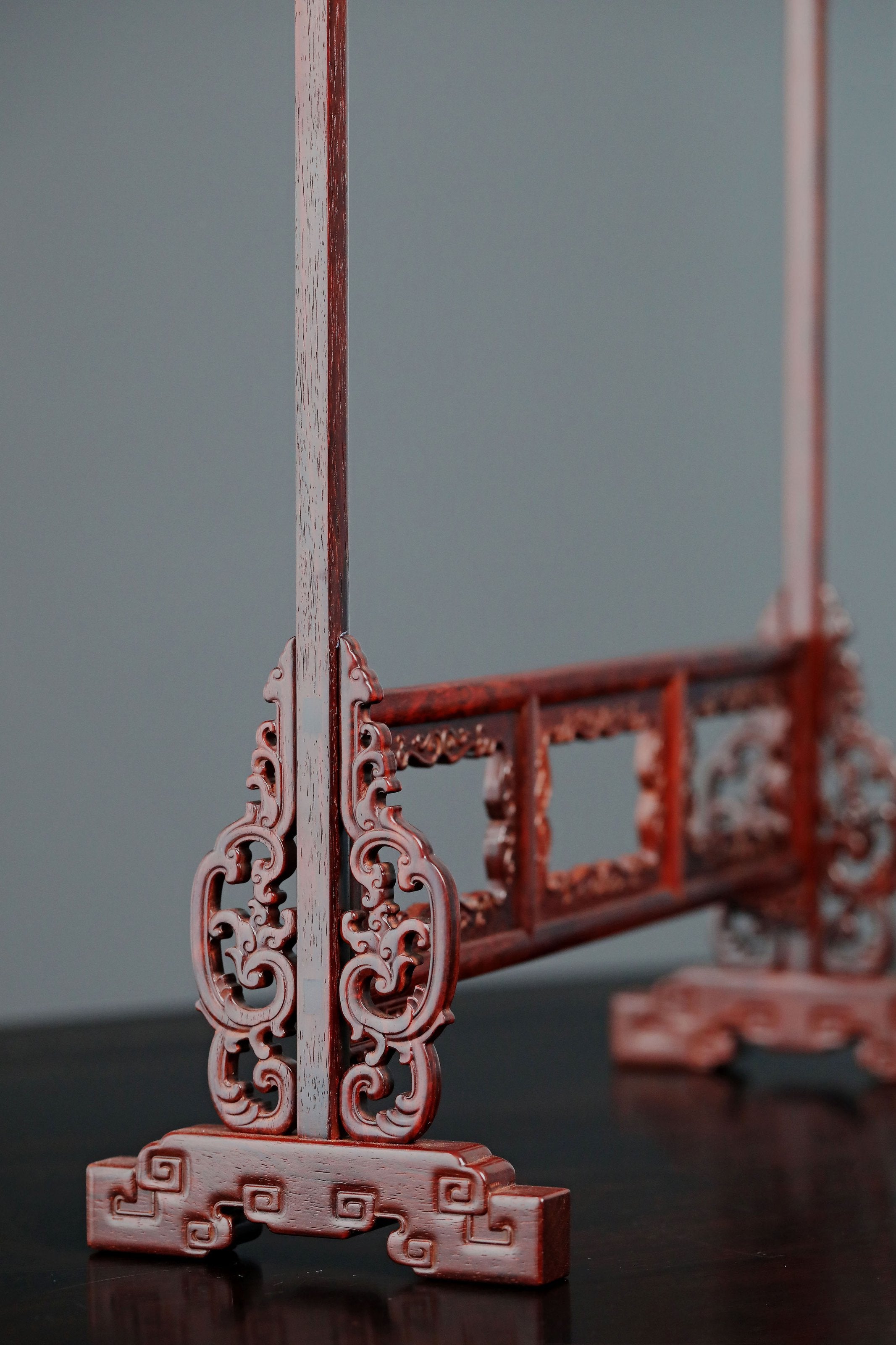 Small-leaf sandalwood pen holder with auspicious cloud pattern