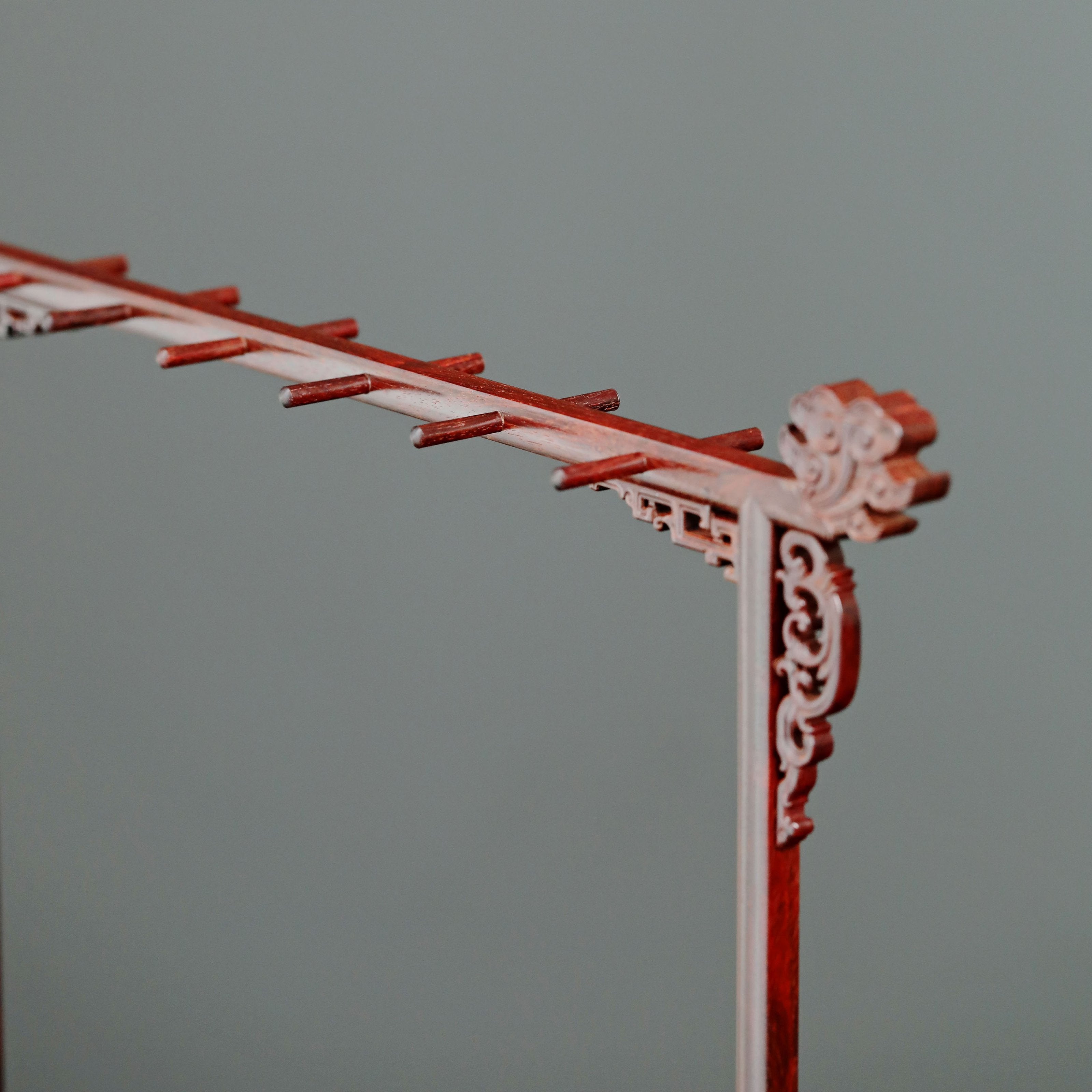 Small-leaf sandalwood pen holder with auspicious cloud pattern