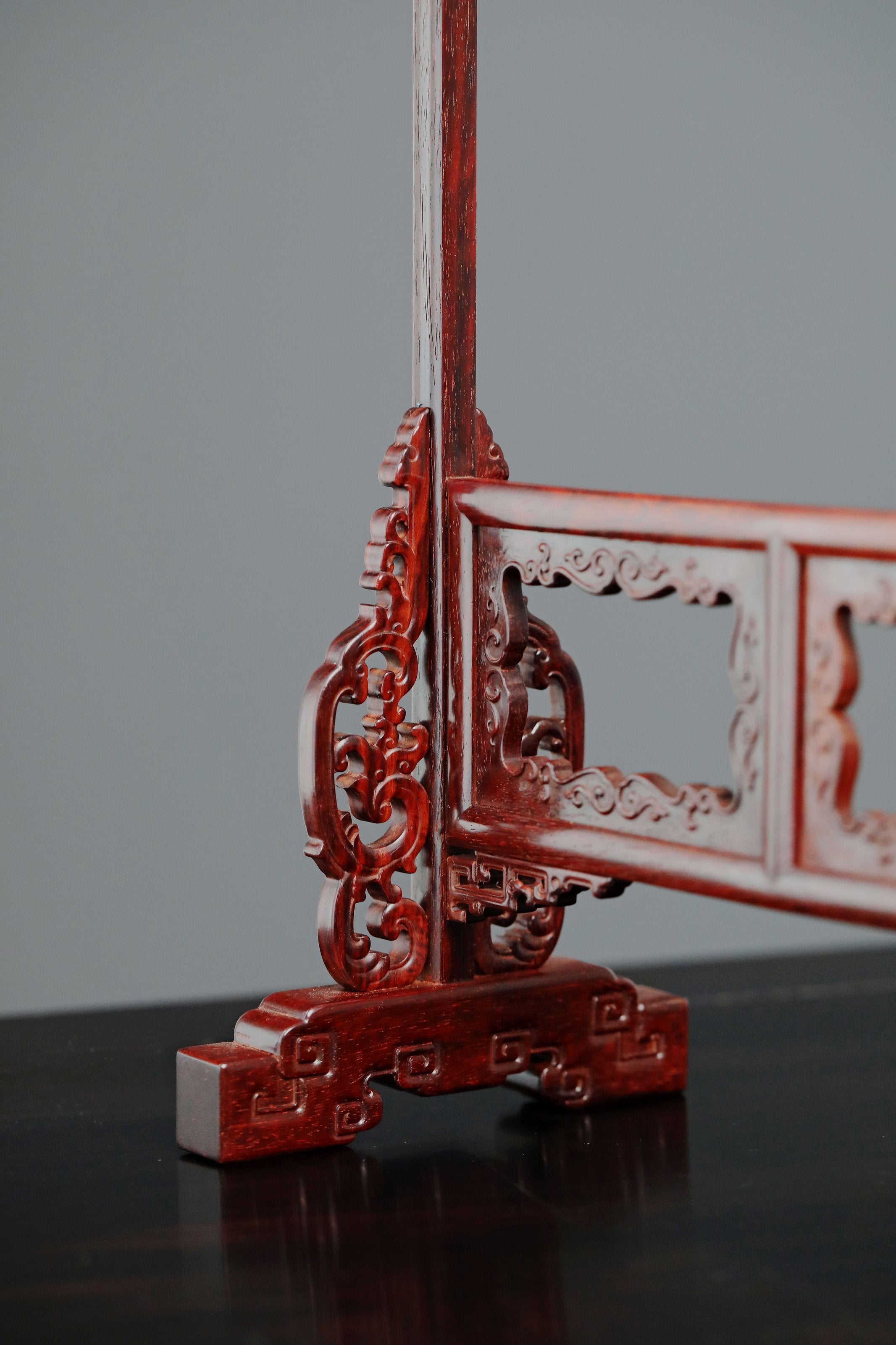 Small-leaf sandalwood pen holder with auspicious cloud pattern