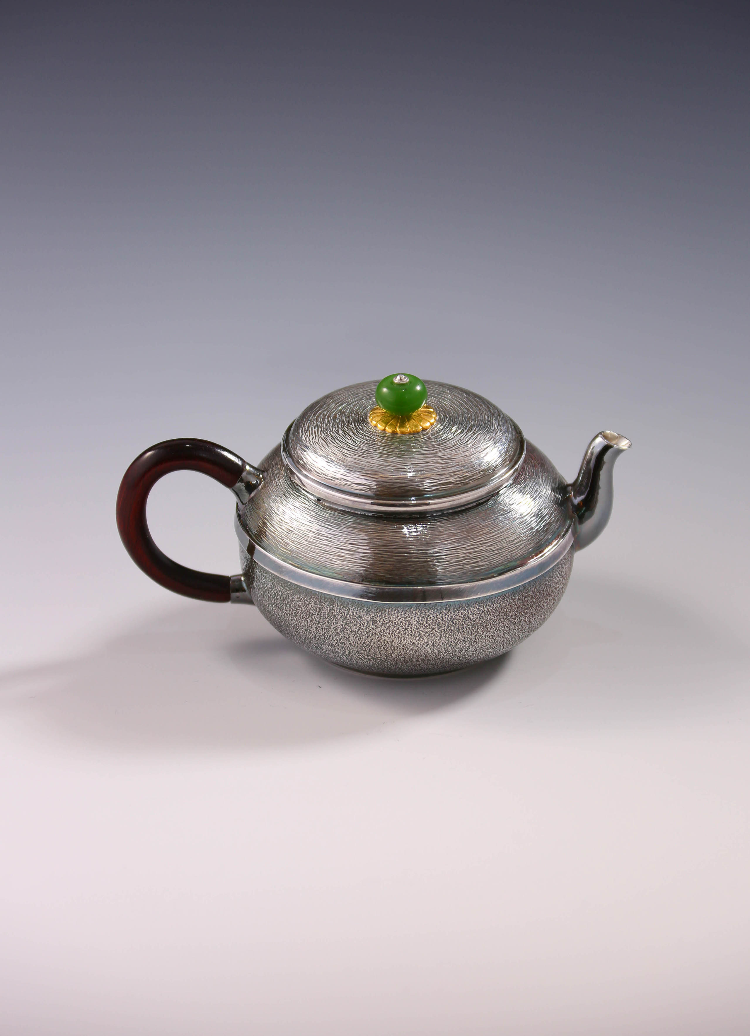 Linear small teapot
