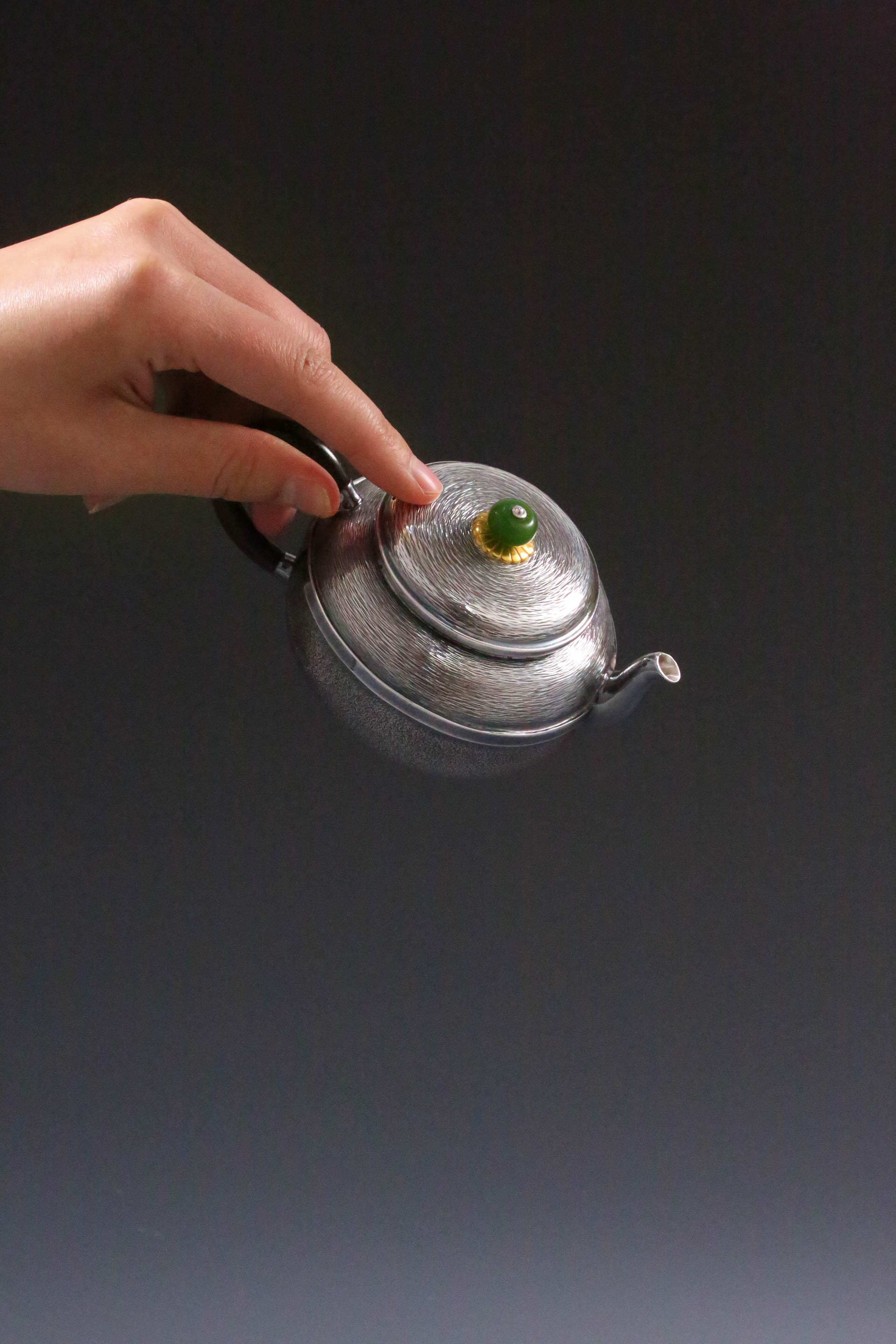 Linear small teapot