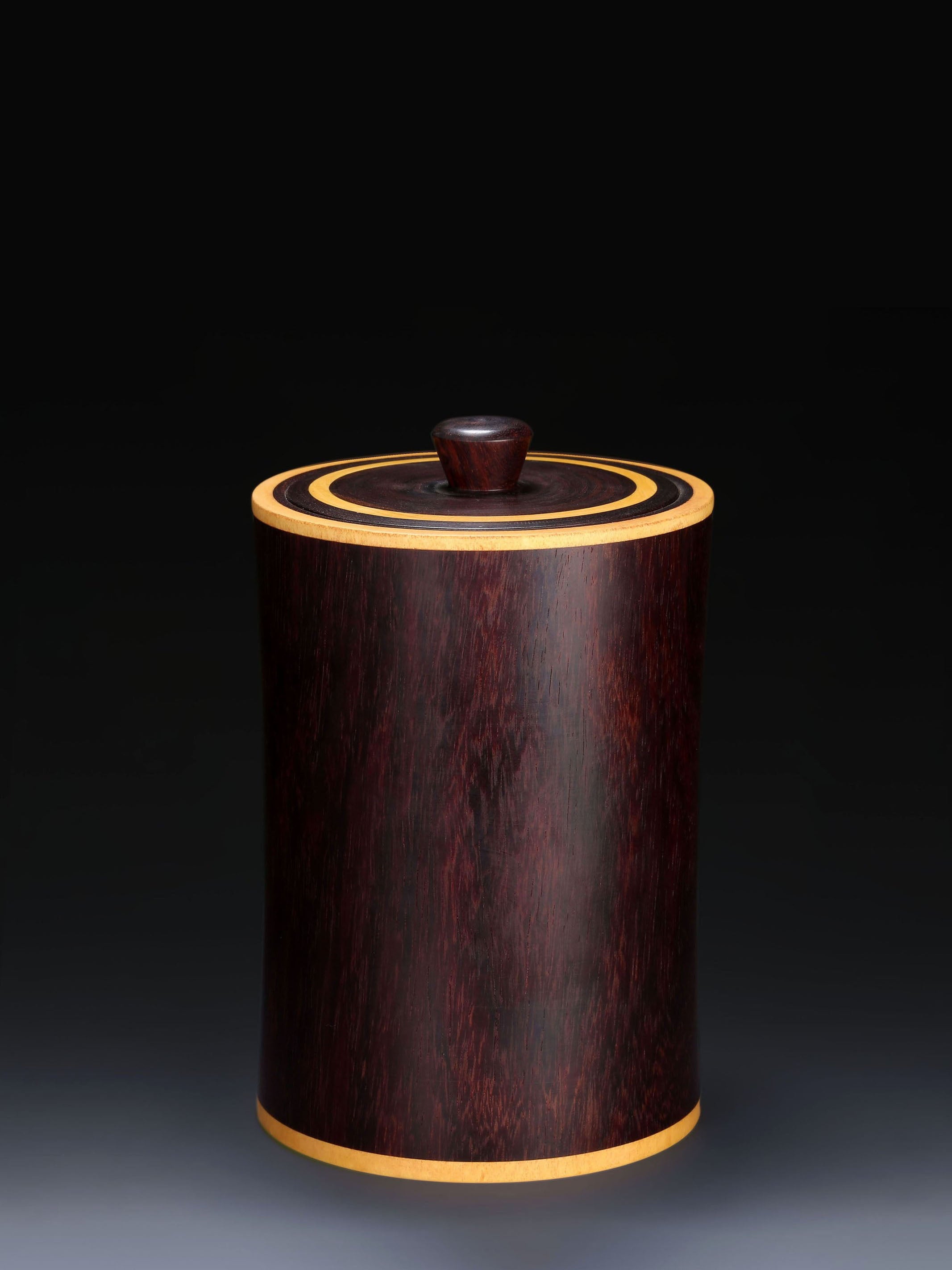 Small-leaf sandalwood tea canister