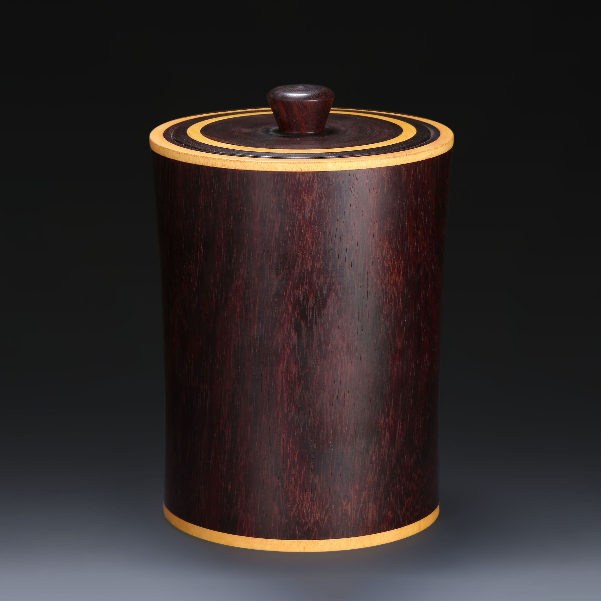 Small-leaf sandalwood tea canister
