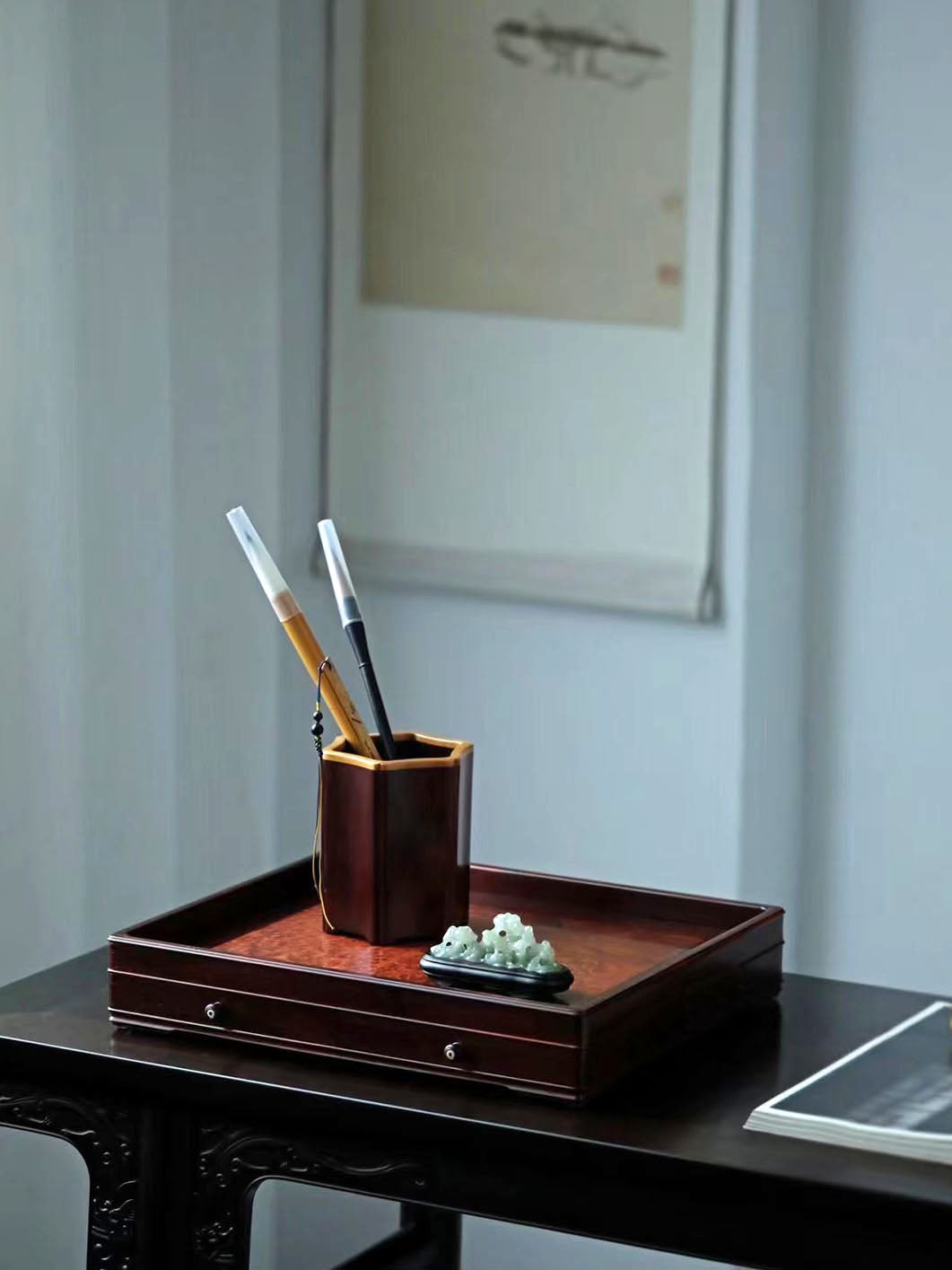 A plain-faced plate inlaid with burl wood on small-leaf red sandalwood, and a plate inlaid with purple sandalwood.