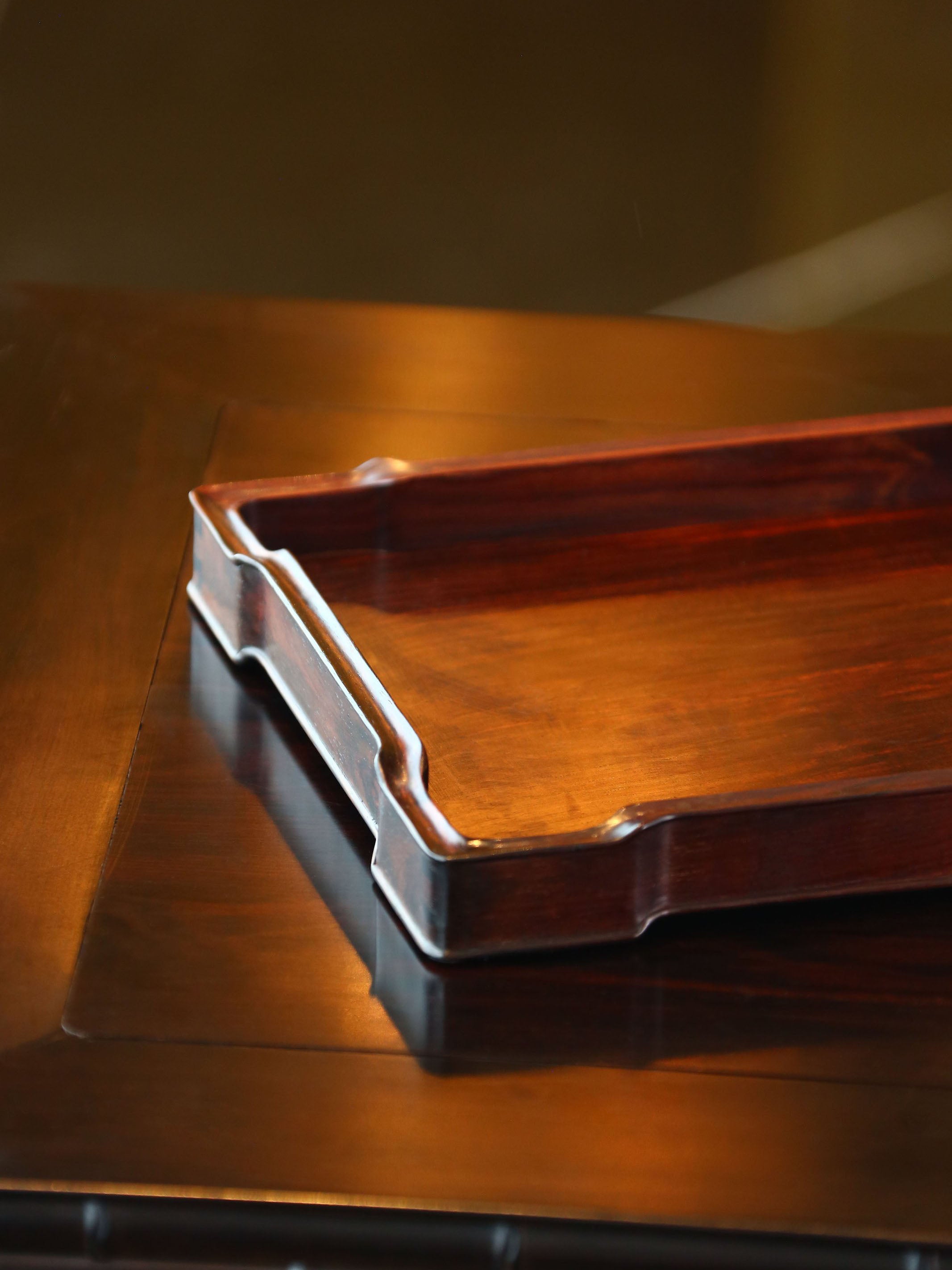 The plain-faced rosewood tray is made of small-leaf sandalwood.