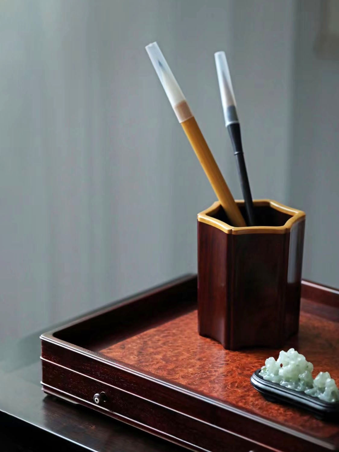 A plain-faced plate inlaid with burl wood on small-leaf red sandalwood, and a plate inlaid with purple sandalwood.