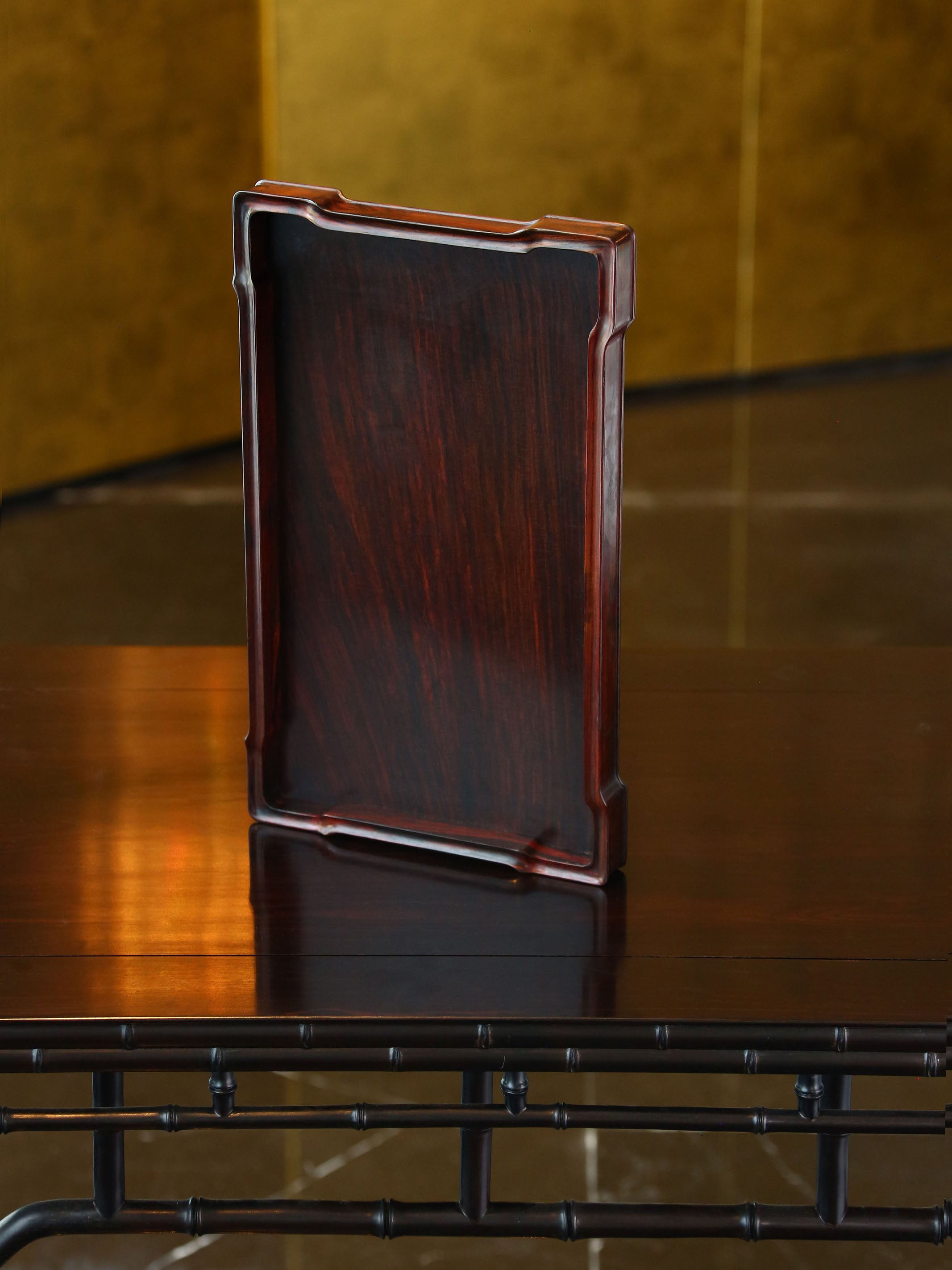 The plain-faced rosewood tray is made of small-leaf sandalwood.