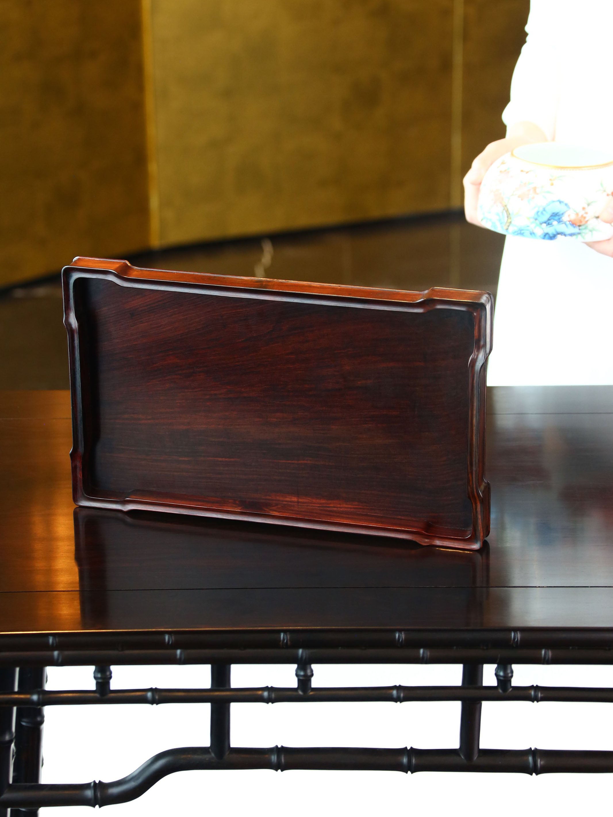The plain-faced rosewood tray is made of small-leaf sandalwood.