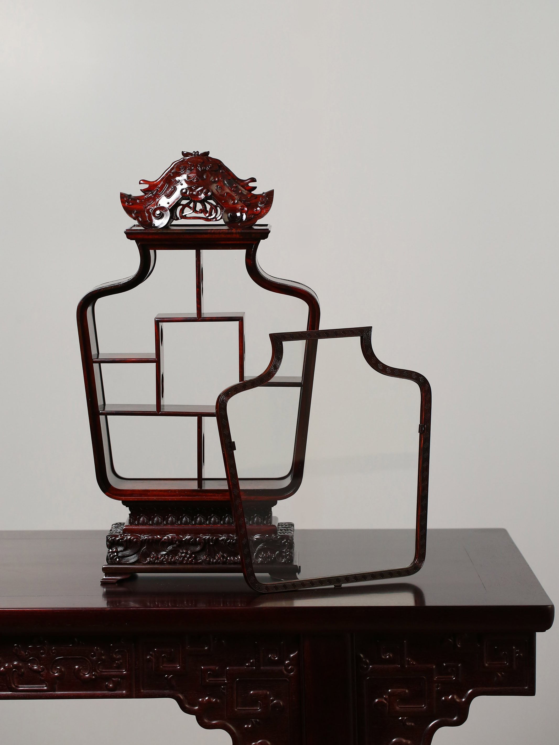 Small-leaf sandalwood bottle-shaped multi-treasure cabinet