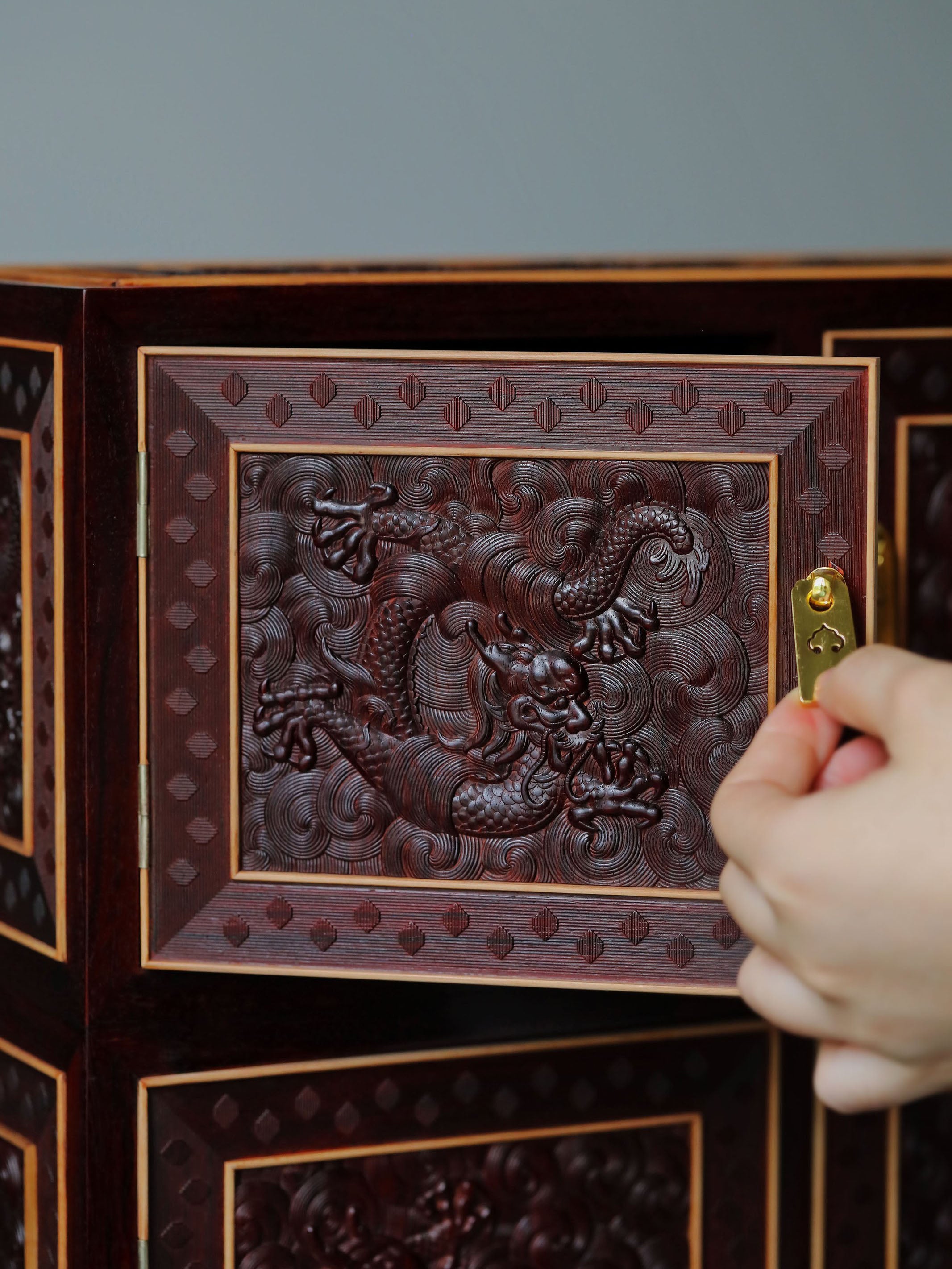 Small-leaf sandalwood table cabinet inlaid with boxwood dragon patterns