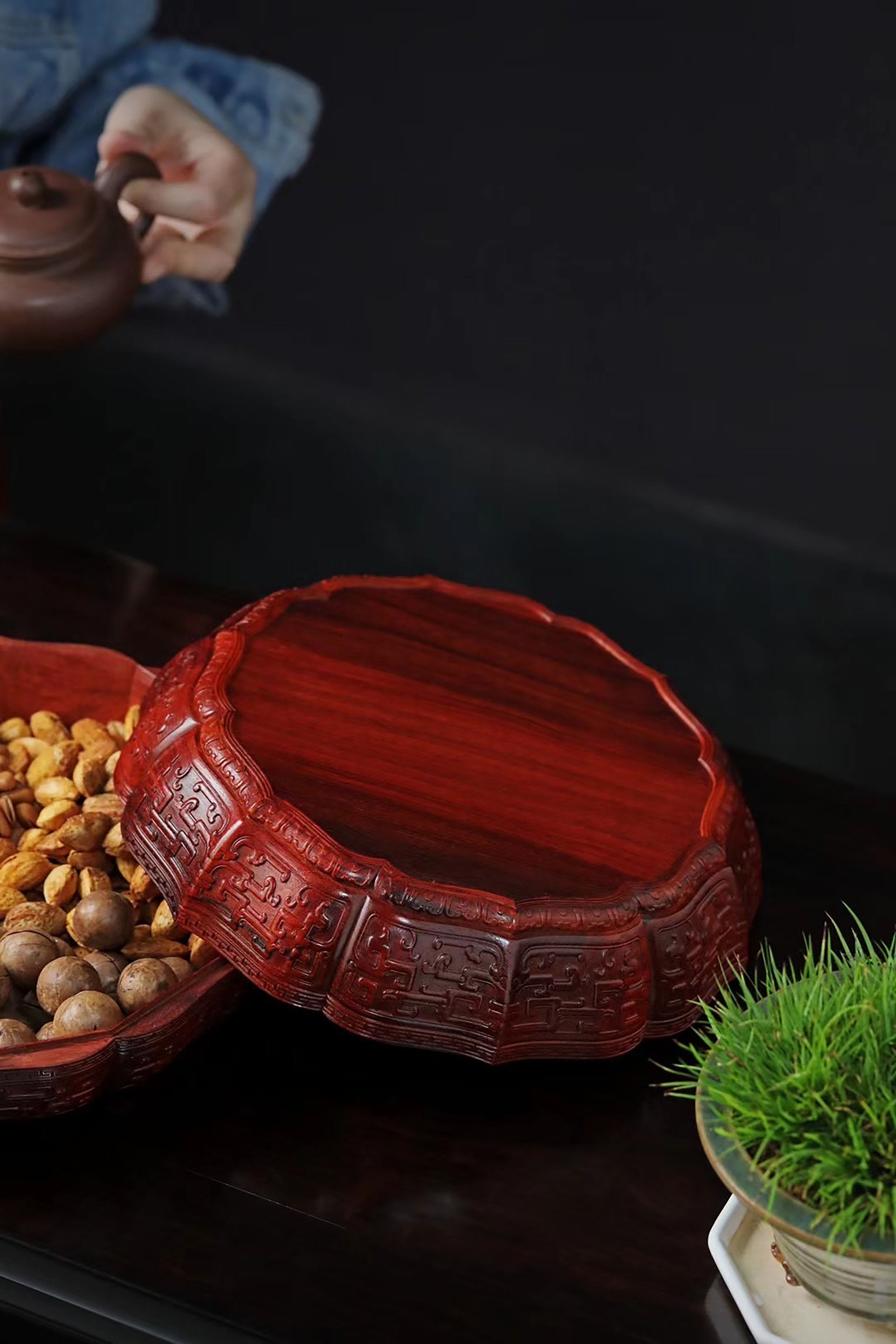 Small-leaf sandalwood carved twelve-cornered fruit box with a longevity sunflower shape