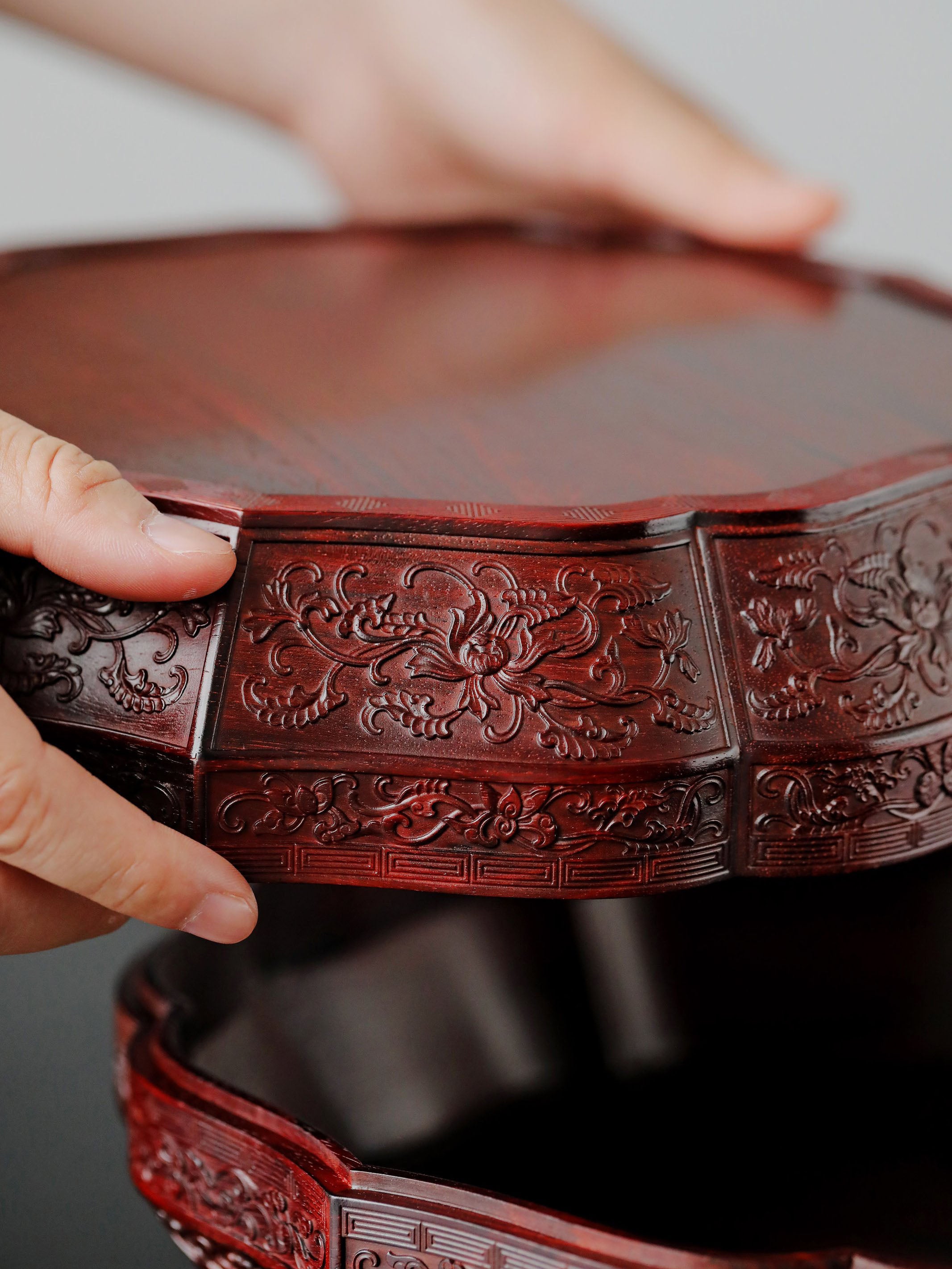 Small-leaf sandalwood carved twelve-cornered fruit box with a longevity sunflower shape