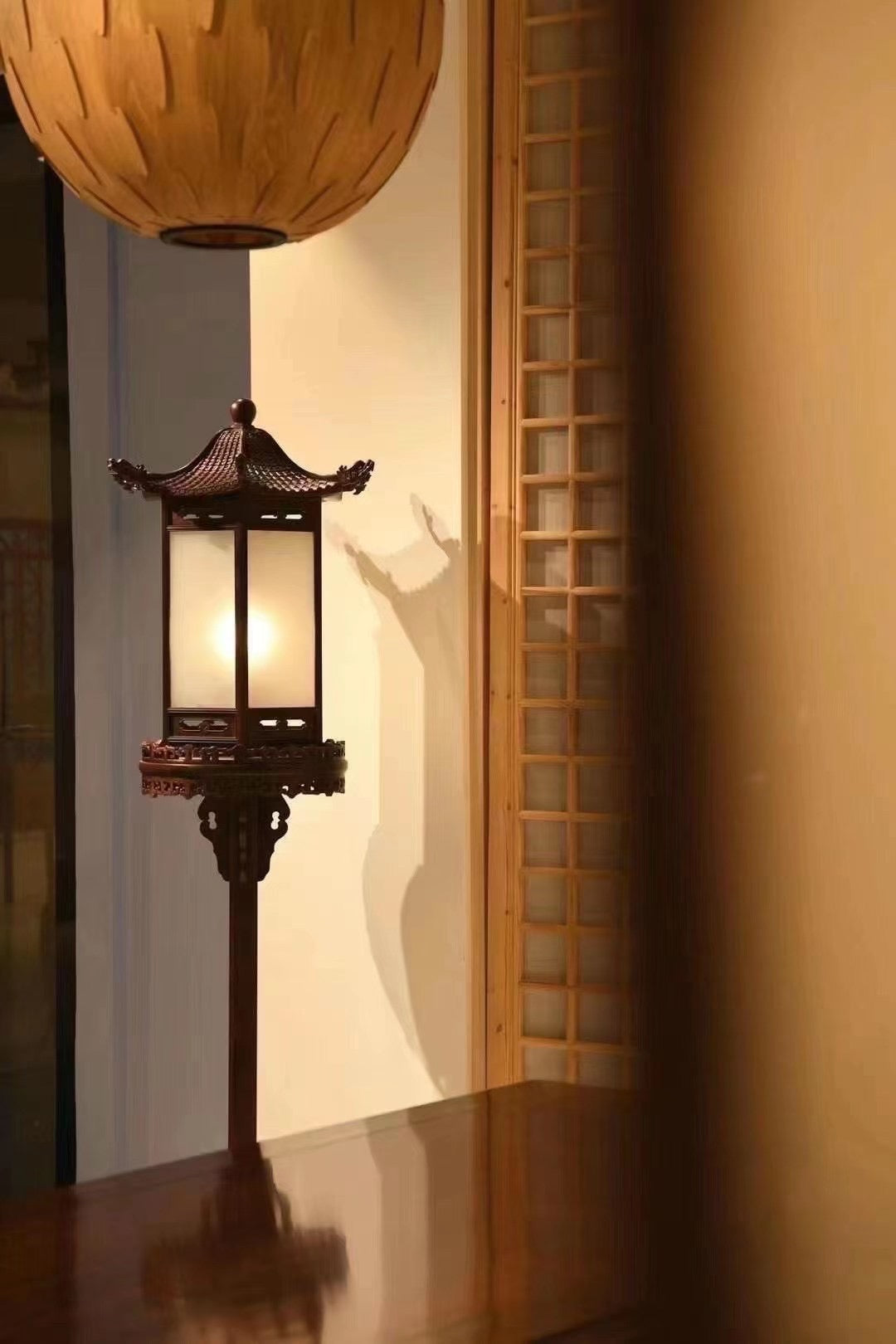 Small-leaf sandalwood table lamp