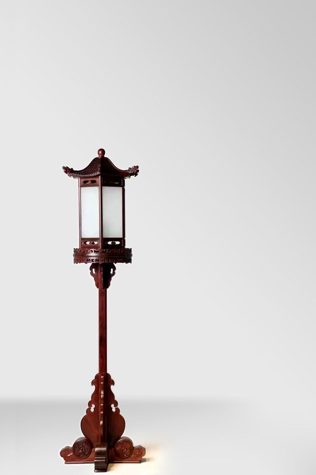 Small-leaf sandalwood table lamp
