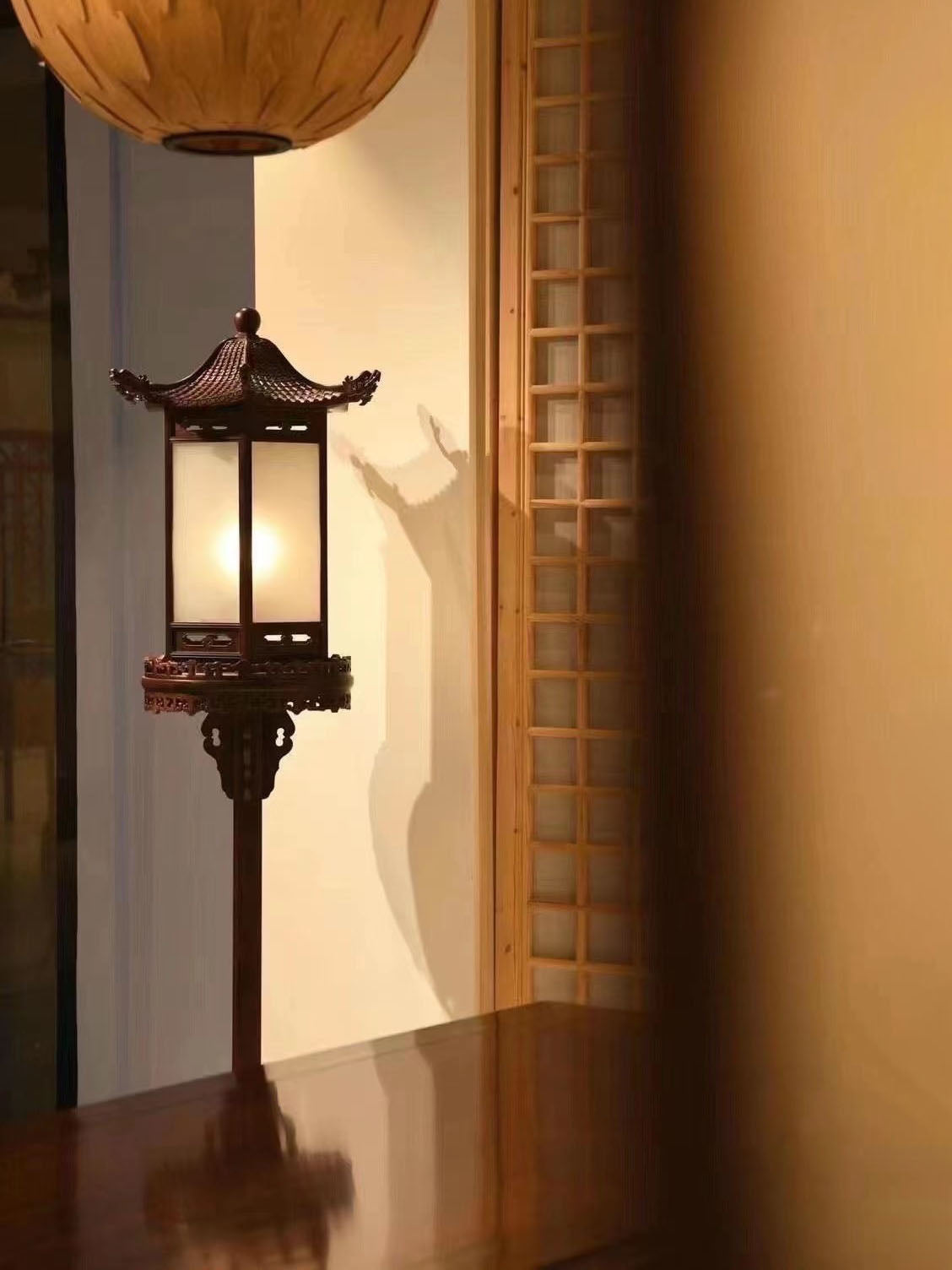 Small-leaf sandalwood table lamp