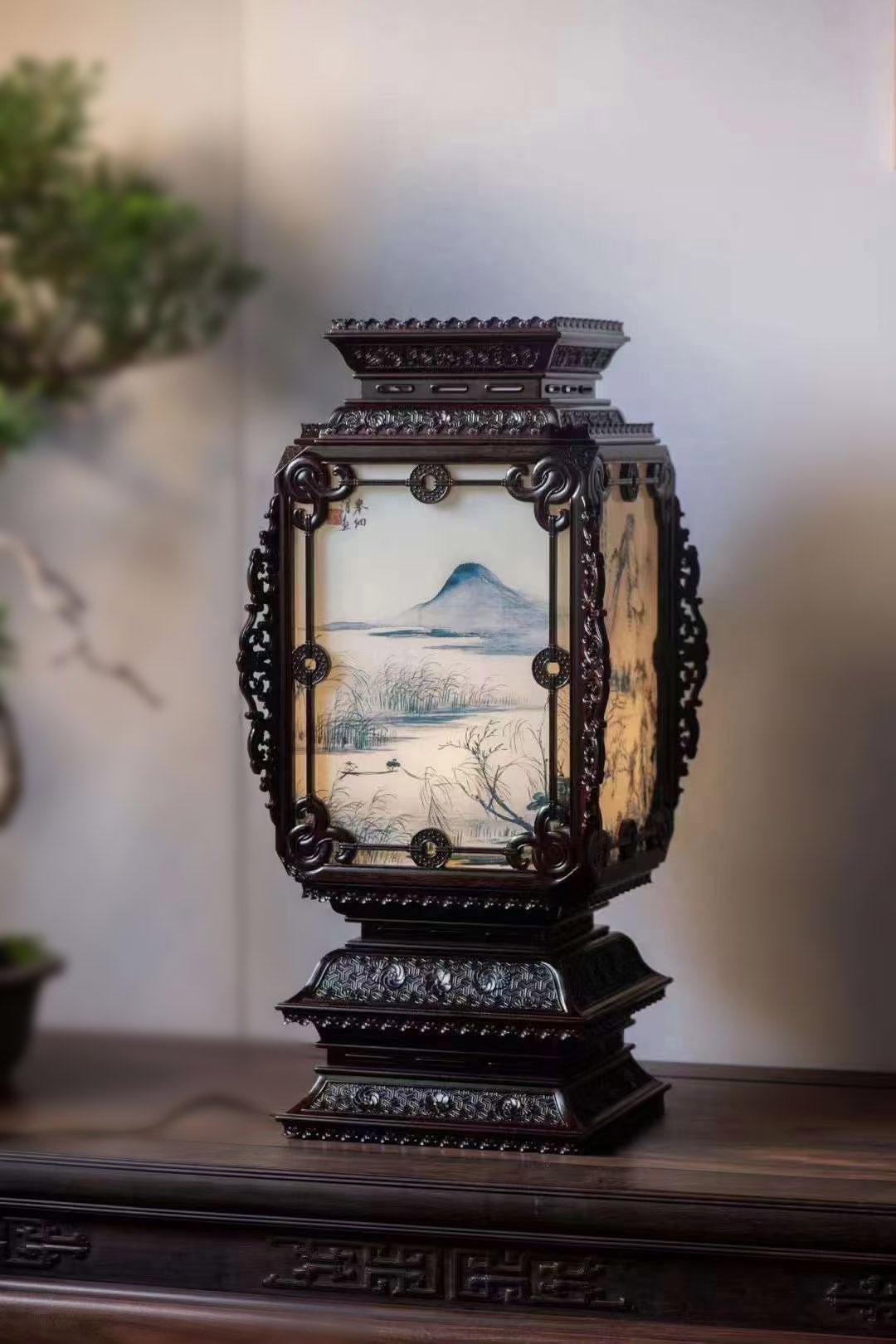 Small-leaf sandalwood table lamp