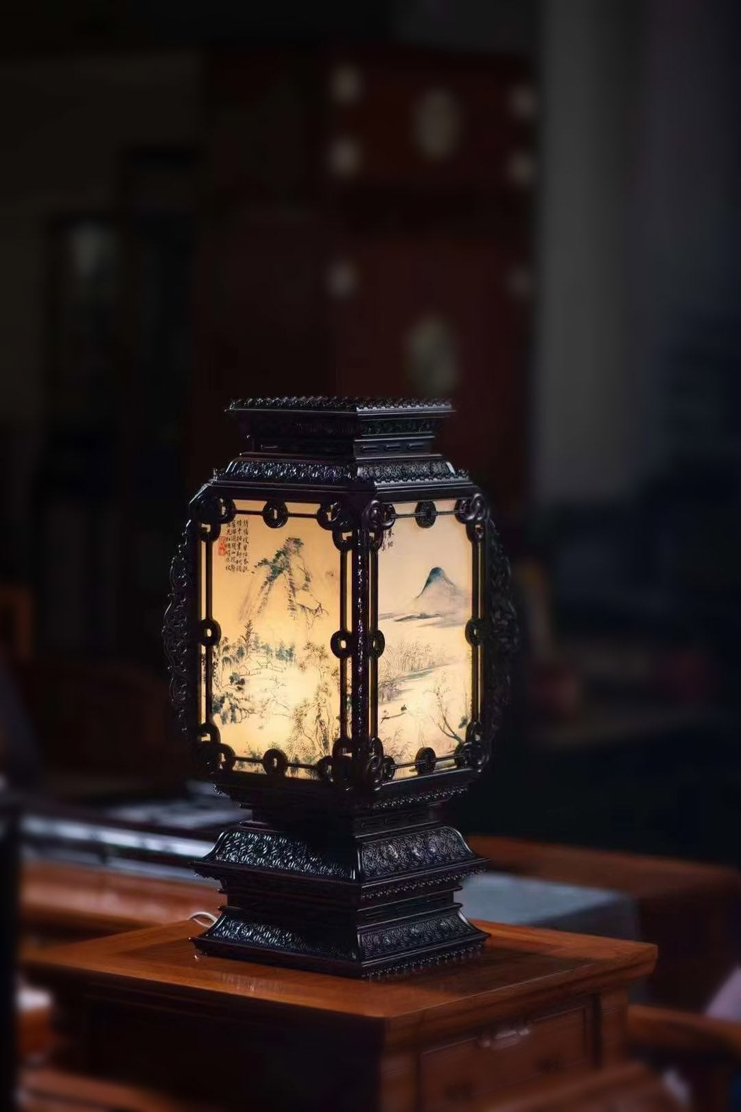 Small-leaf sandalwood table lamp