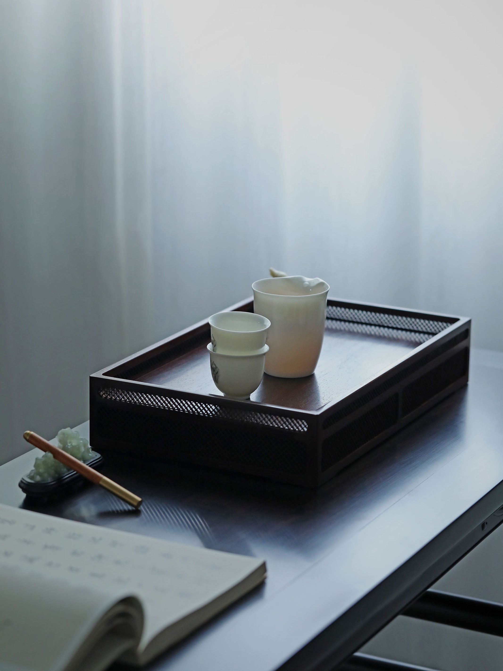 Small-leaf sandalwood openwork grid plate