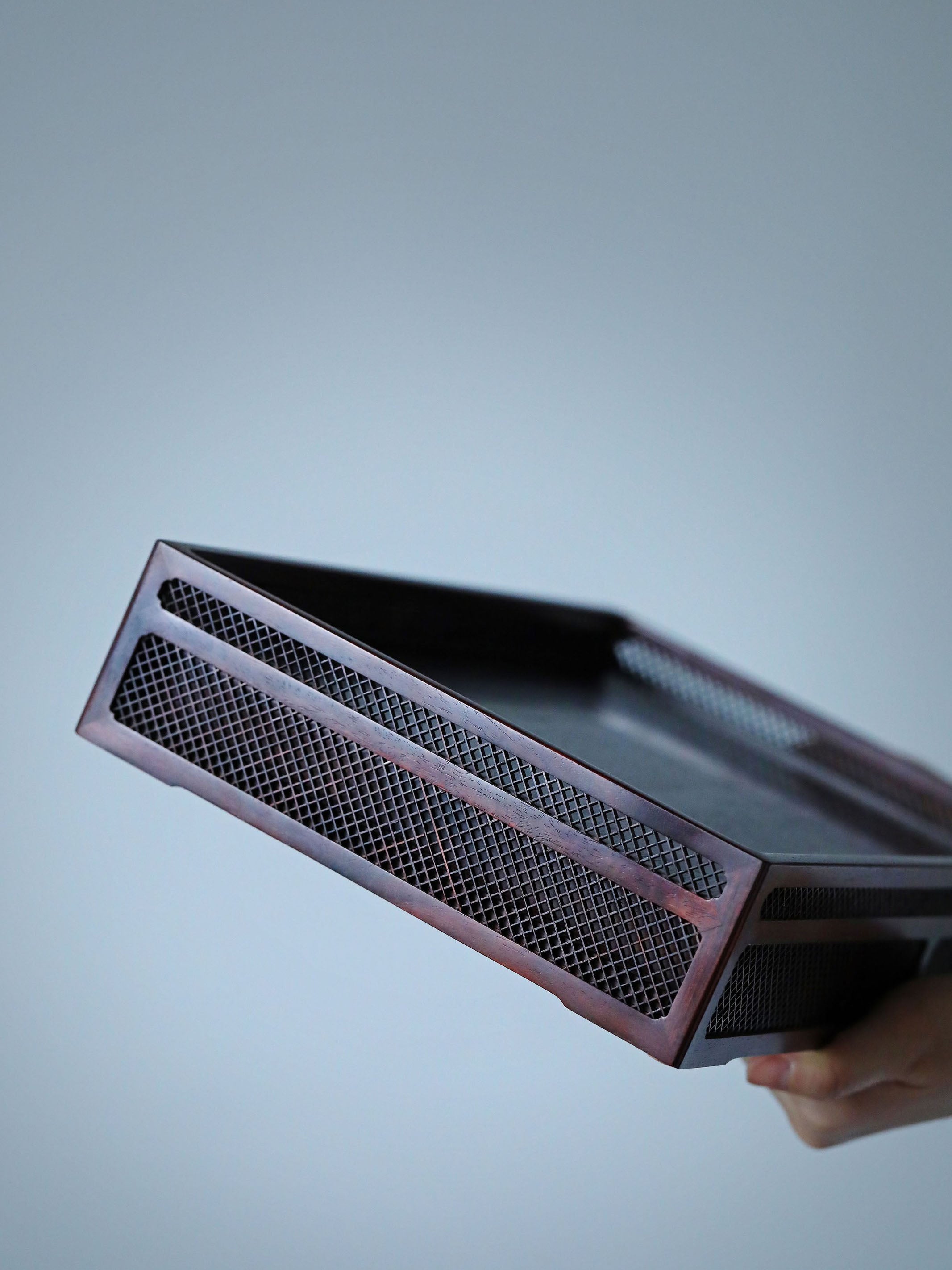 Small-leaf sandalwood openwork grid plate