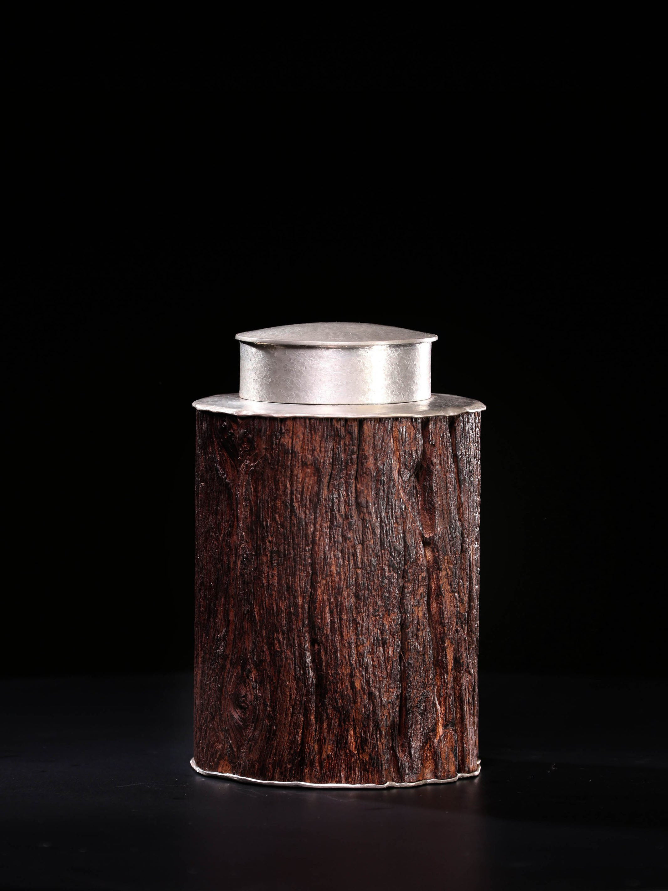 Small-leaf sandalwood tin-carved tea canister