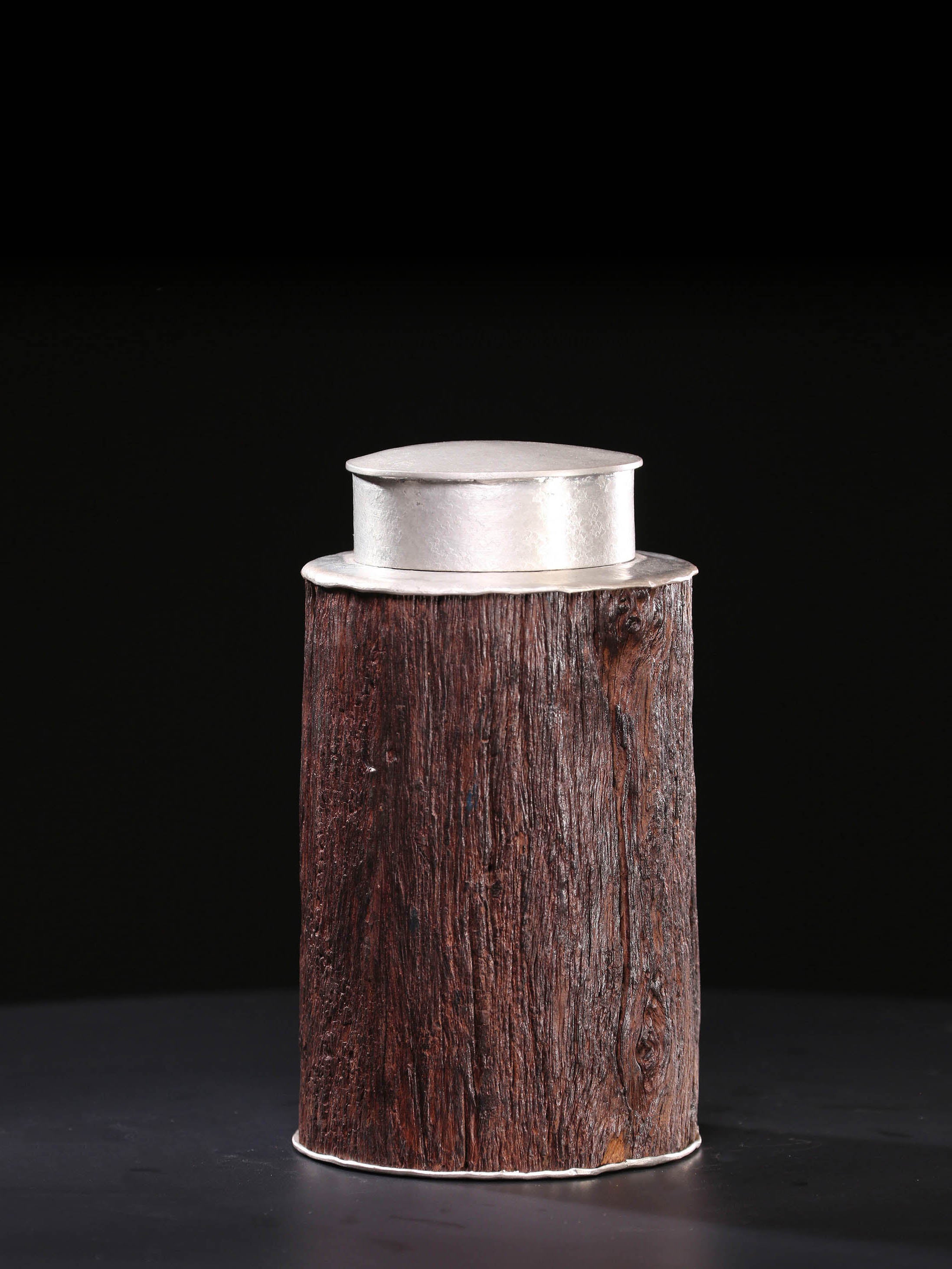 Small-leaf sandalwood tin-carved tea canister