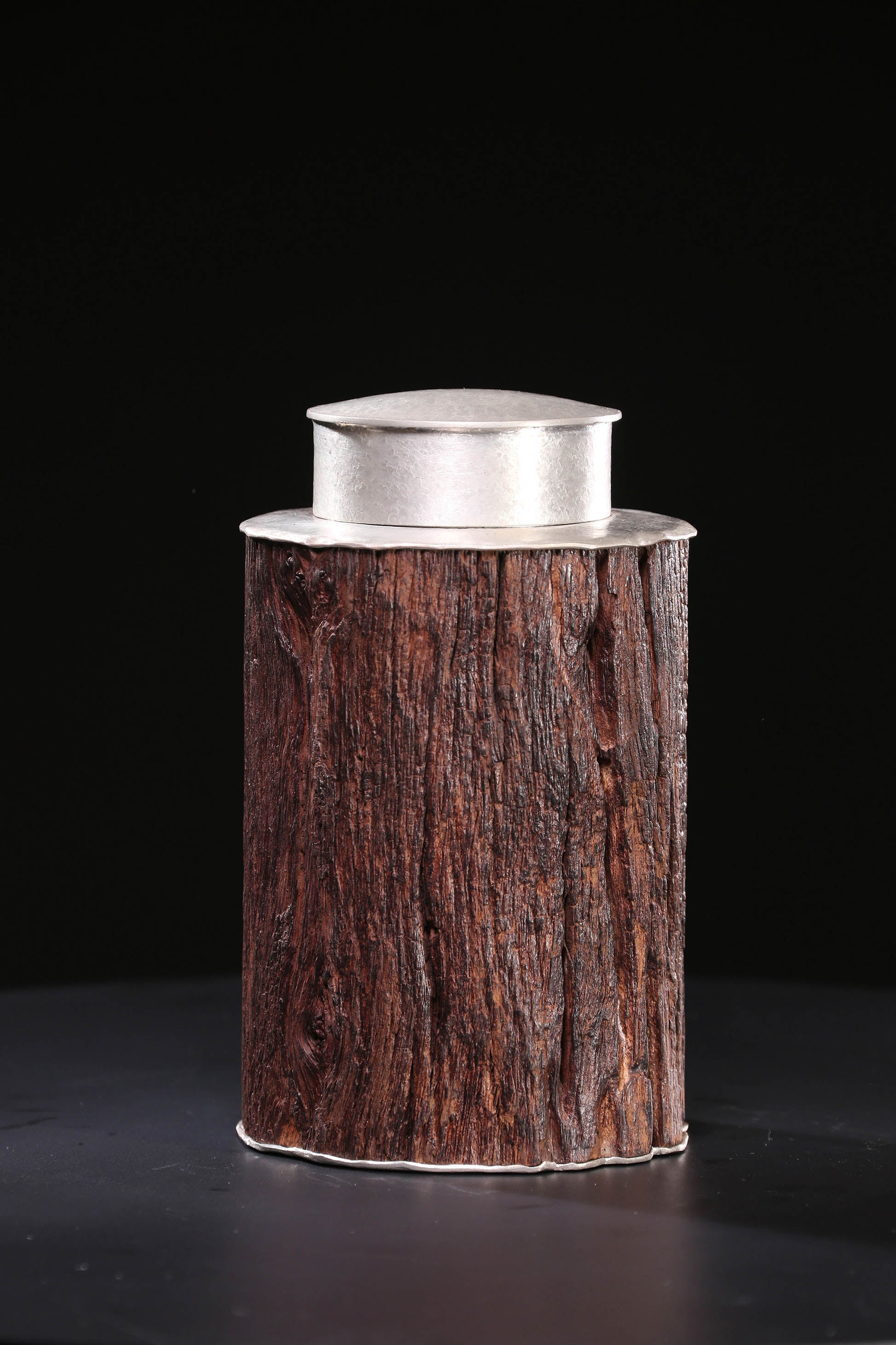 Small-leaf sandalwood tin-carved tea canister