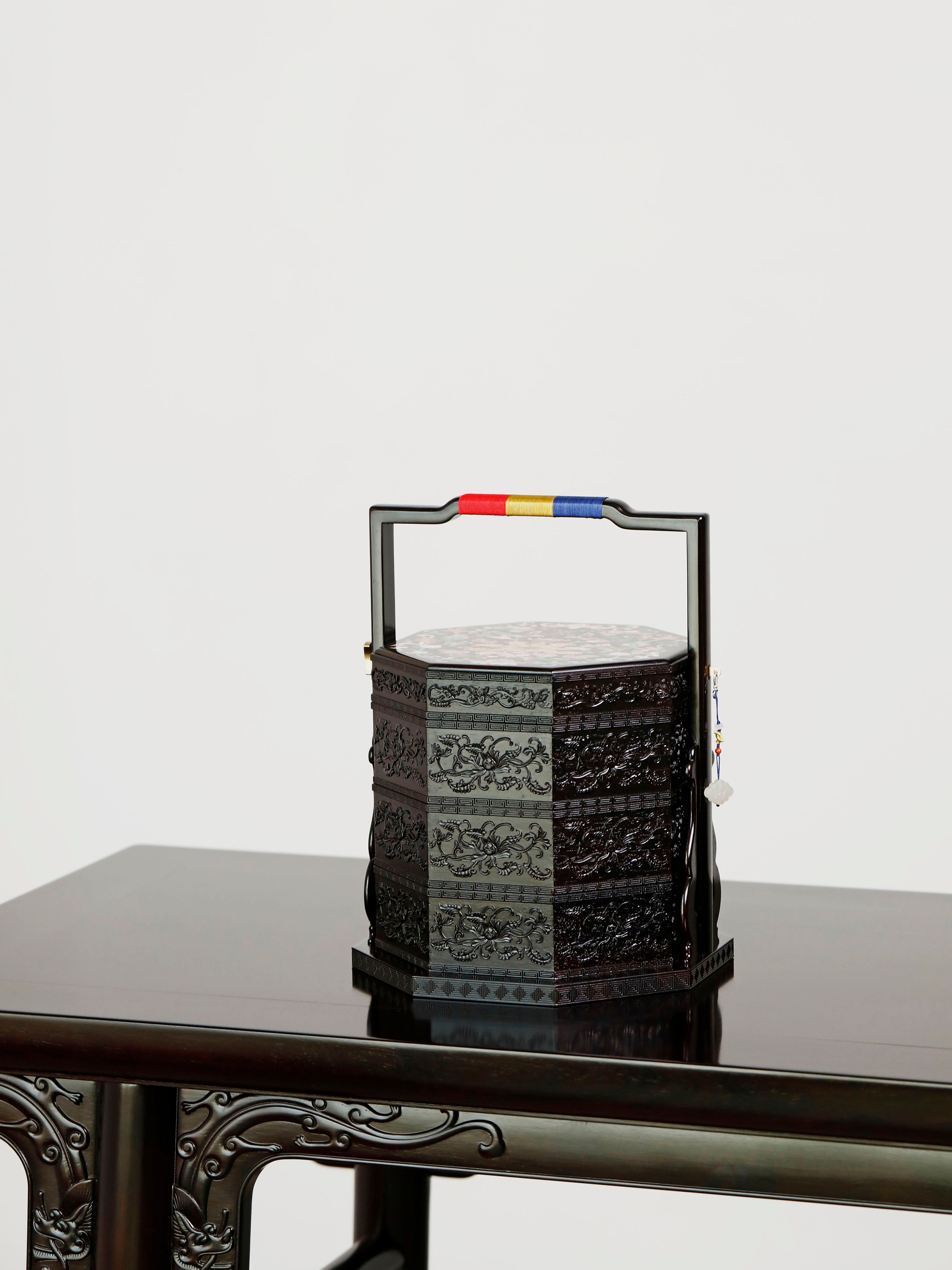 Purple sandalwood octagonal box inlaid with mother-of-pearl and passionflower pattern