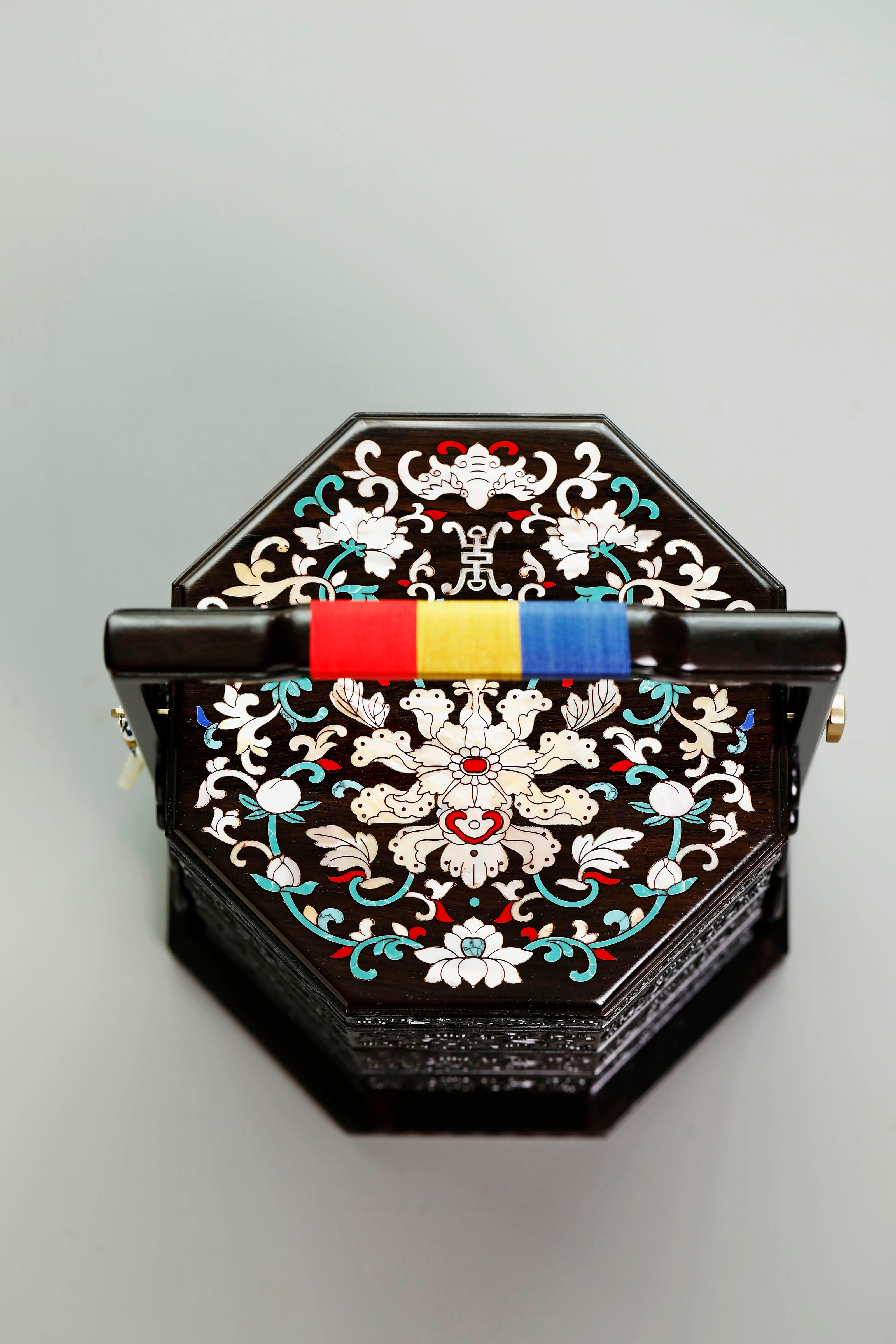 Purple sandalwood octagonal box inlaid with mother-of-pearl and passionflower pattern