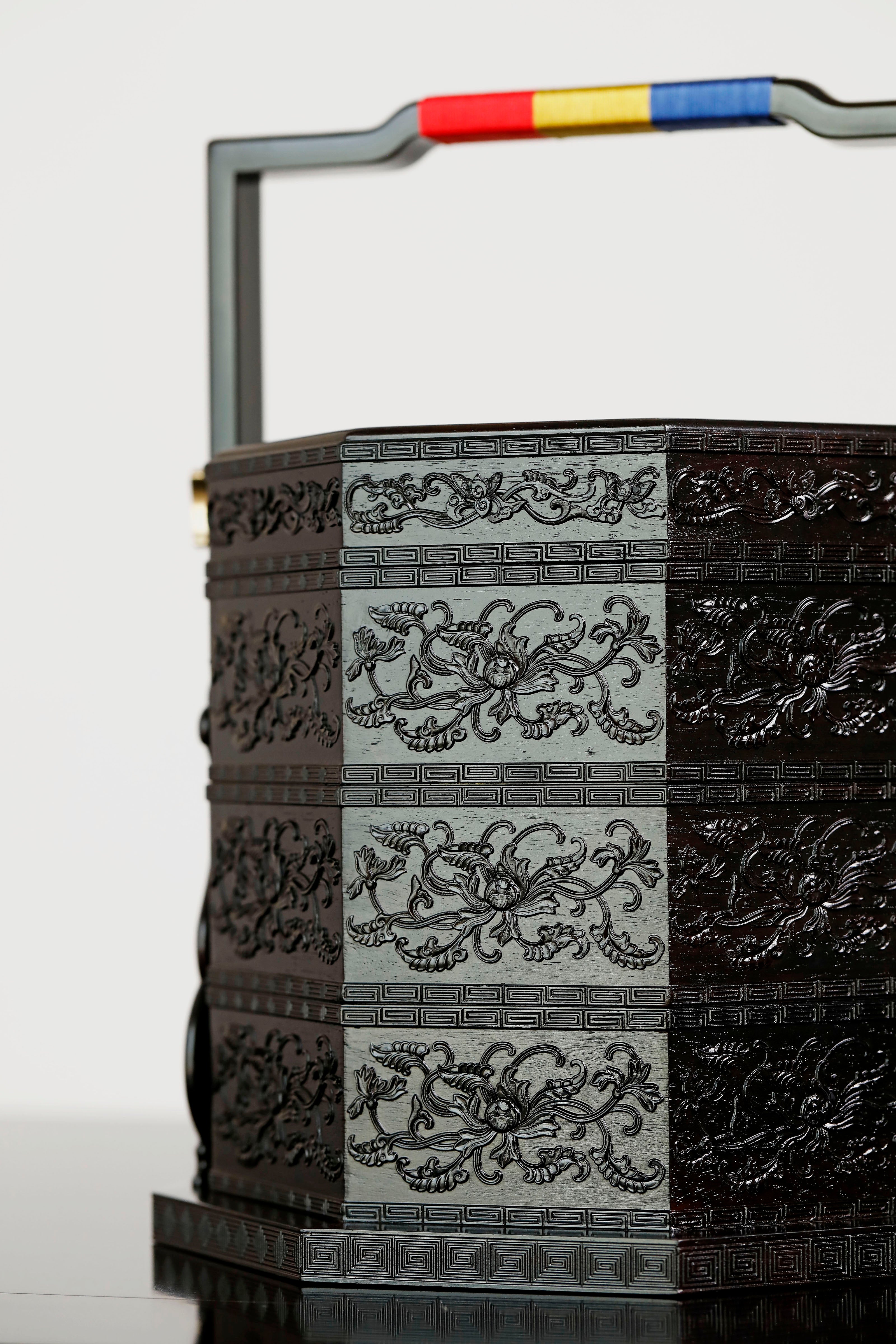 Purple sandalwood octagonal box inlaid with mother-of-pearl and passionflower pattern