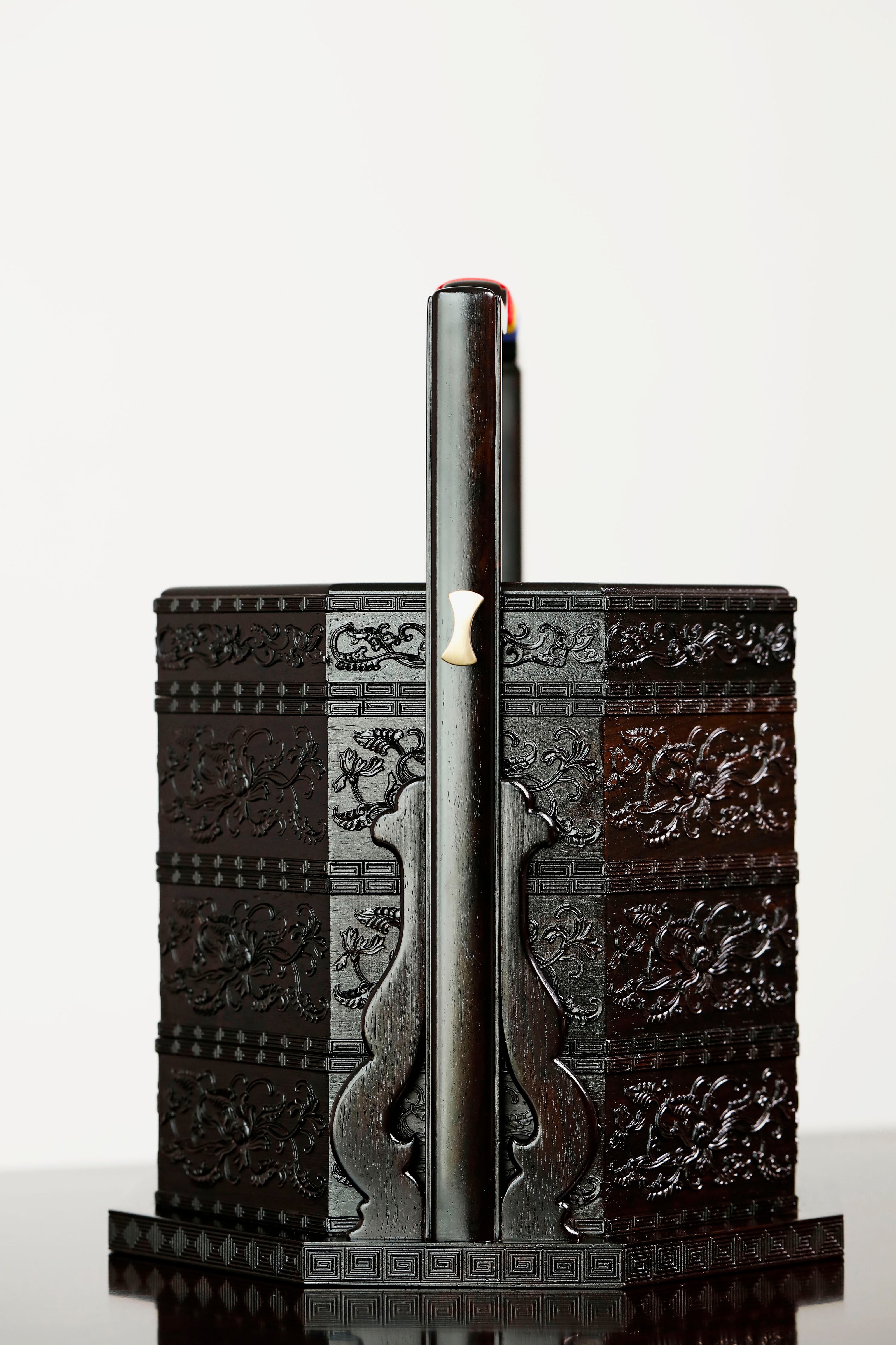 Purple sandalwood octagonal box inlaid with mother-of-pearl and passionflower pattern