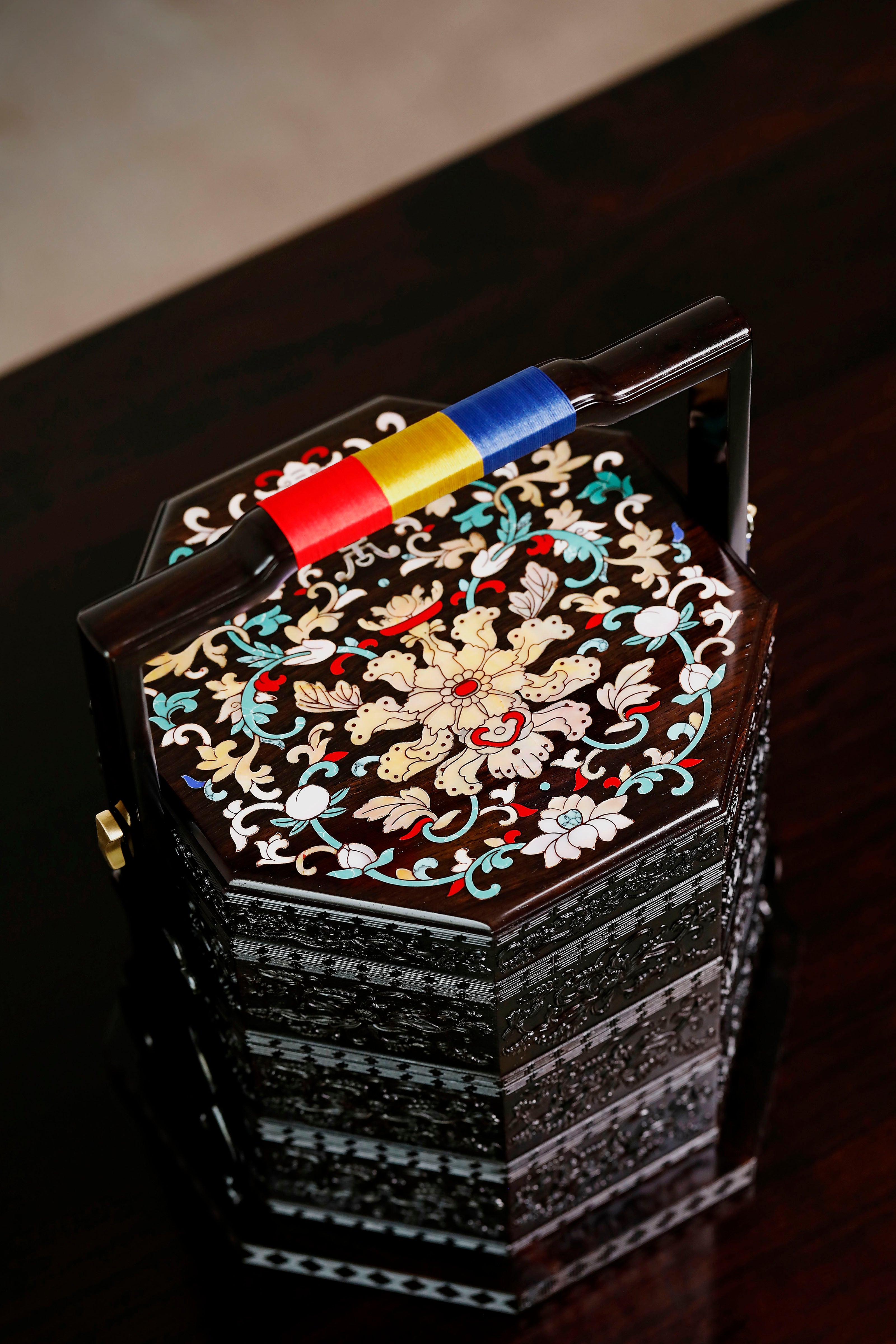 Purple sandalwood octagonal box inlaid with mother-of-pearl and passionflower pattern