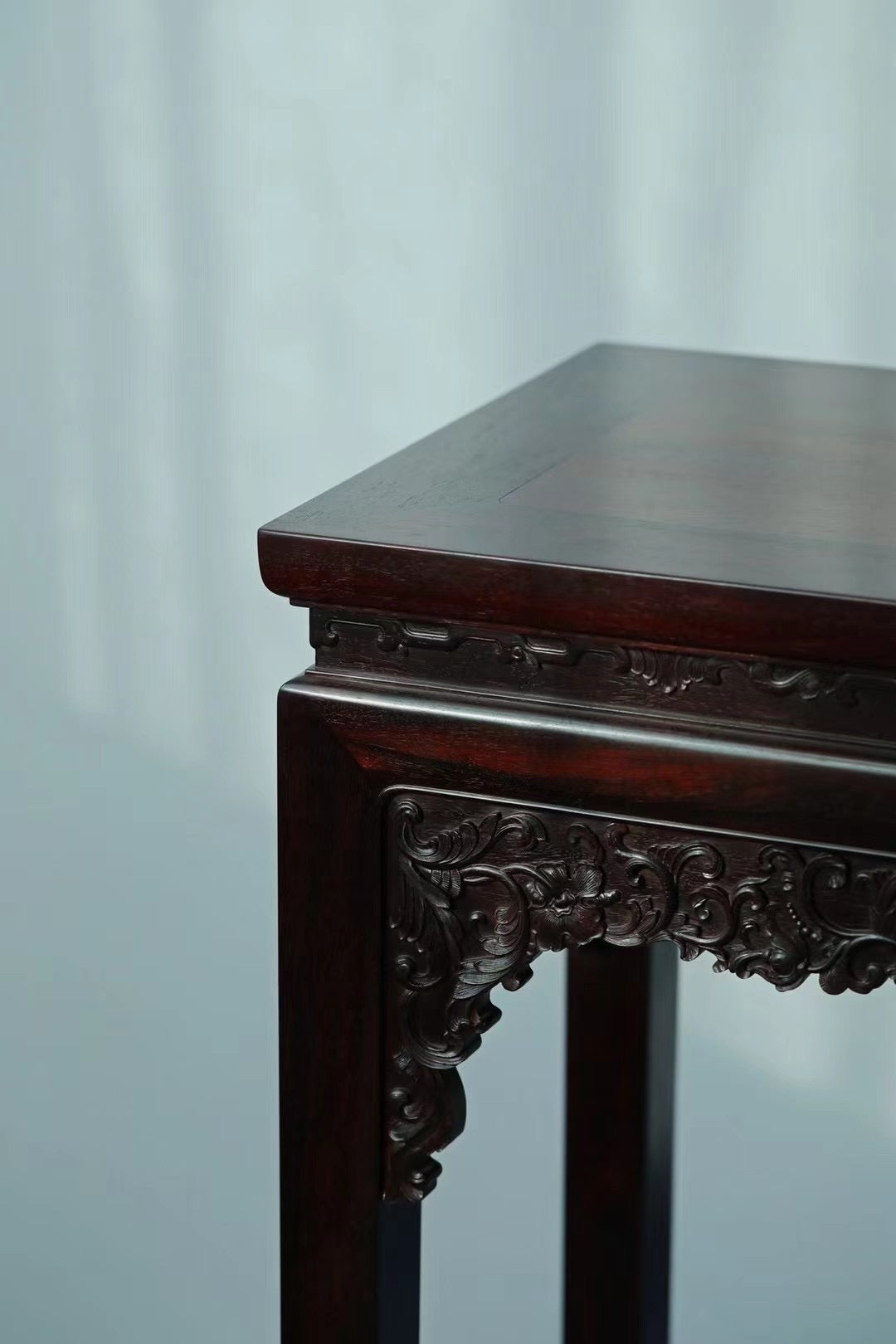 Small-leaf rosewood table with passionflower pattern