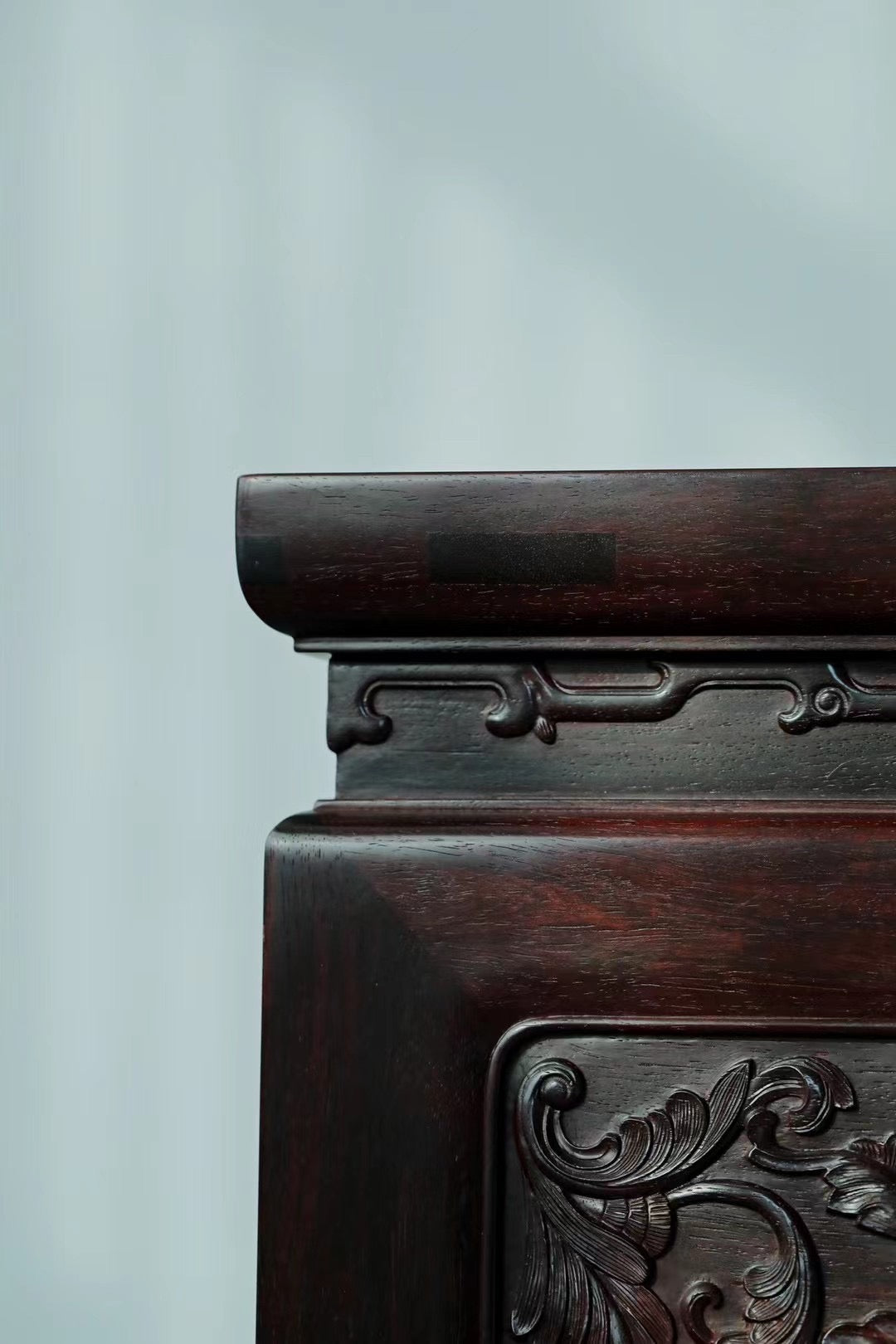 Small-leaf rosewood table with passionflower pattern