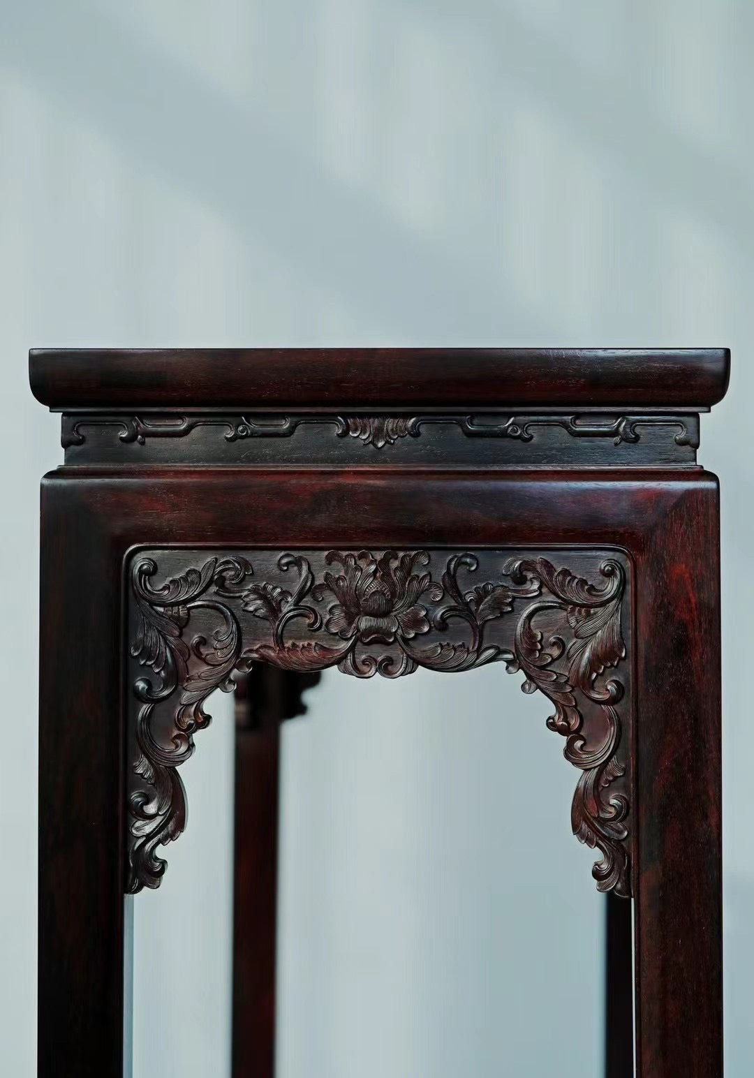 Small-leaf rosewood table with passionflower pattern