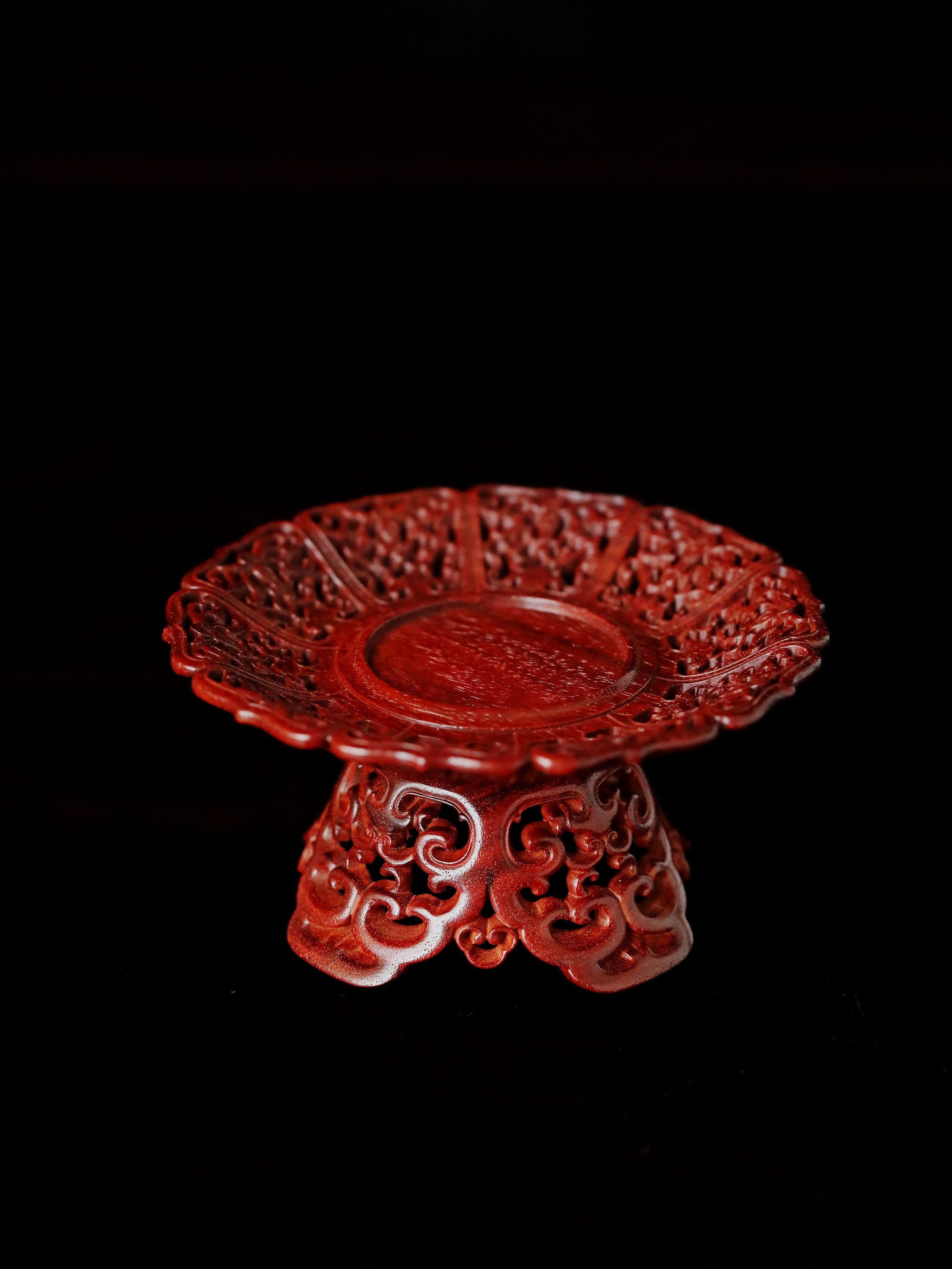 Small-leaf sandalwood/purple sandalwood passionflower pattern cup stand