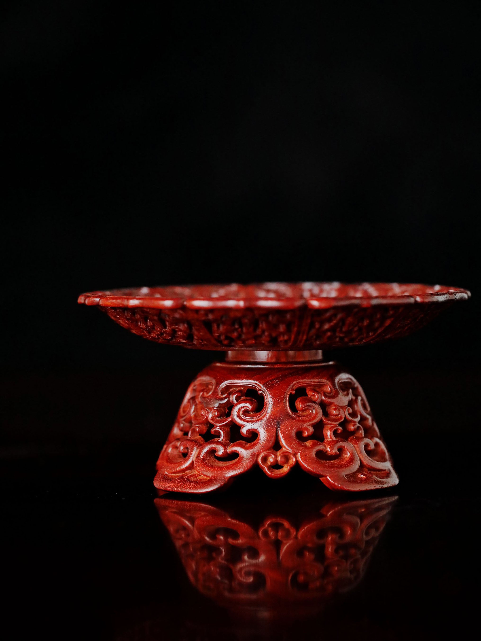 Small-leaf sandalwood/purple sandalwood passionflower pattern cup stand