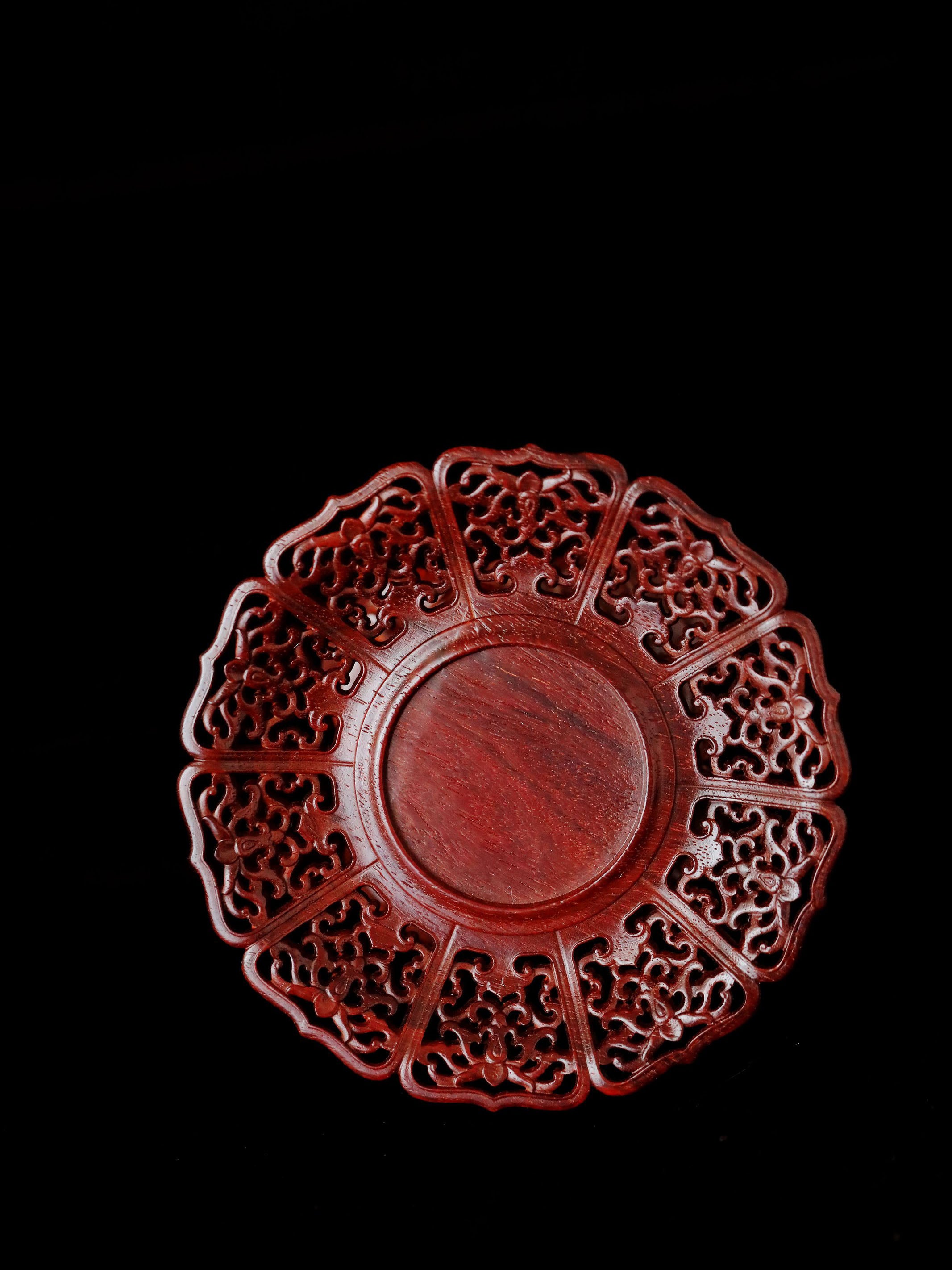 Small-leaf sandalwood/purple sandalwood passionflower pattern cup stand