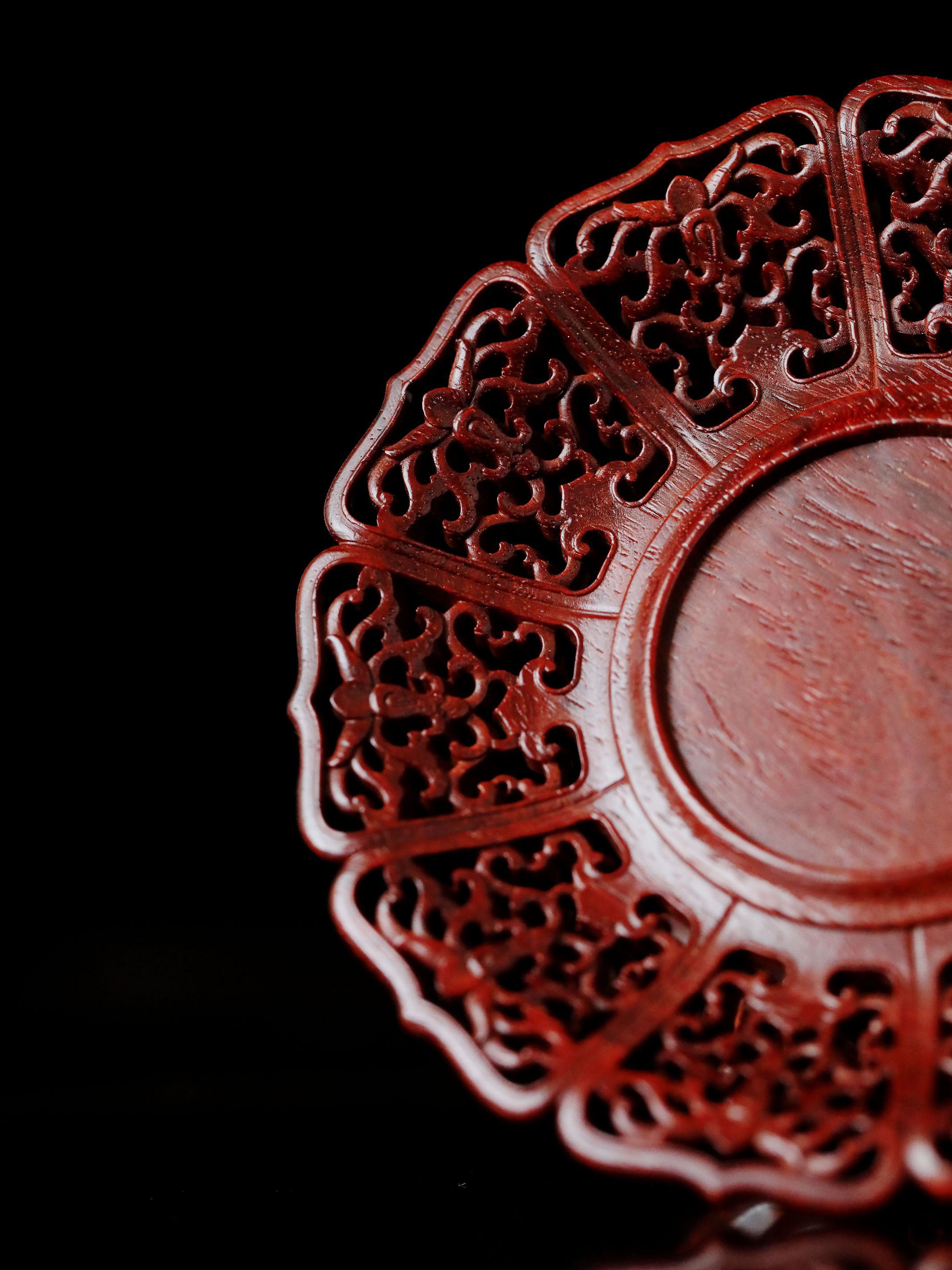 Small-leaf sandalwood/purple sandalwood passionflower pattern cup stand