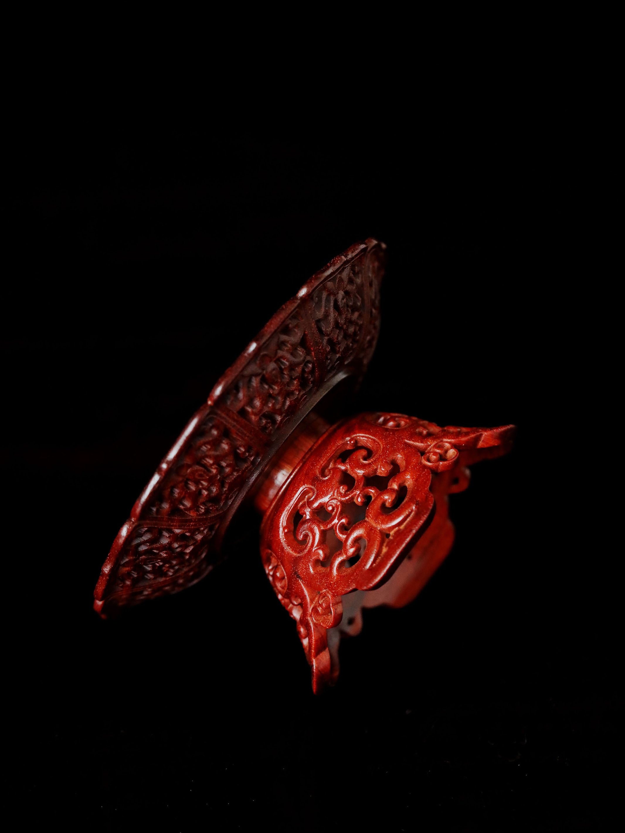 Small-leaf sandalwood/purple sandalwood passionflower pattern cup stand